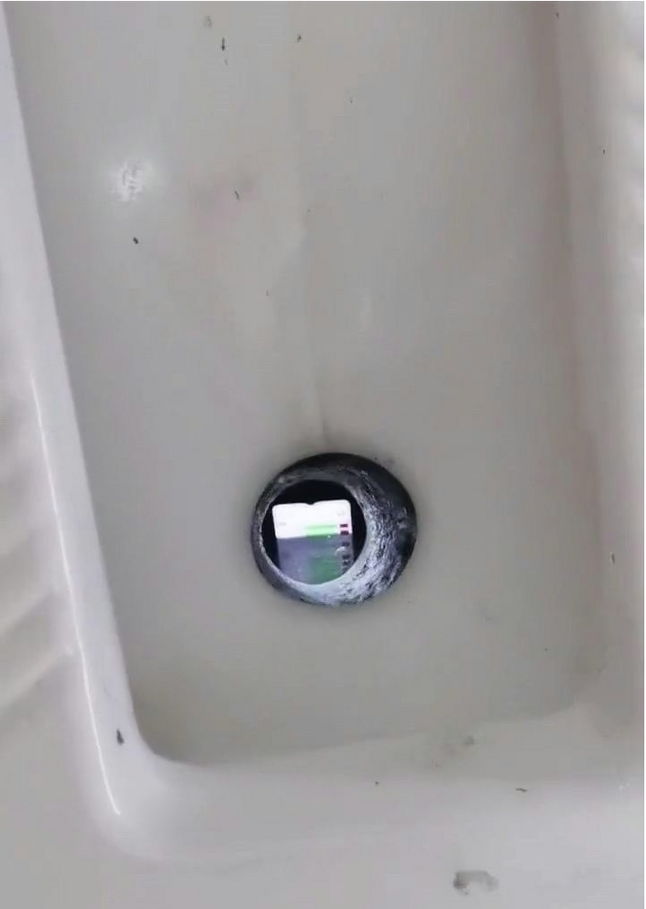 手机不小心掉到厕所里了,我现在该怎么办?在线等