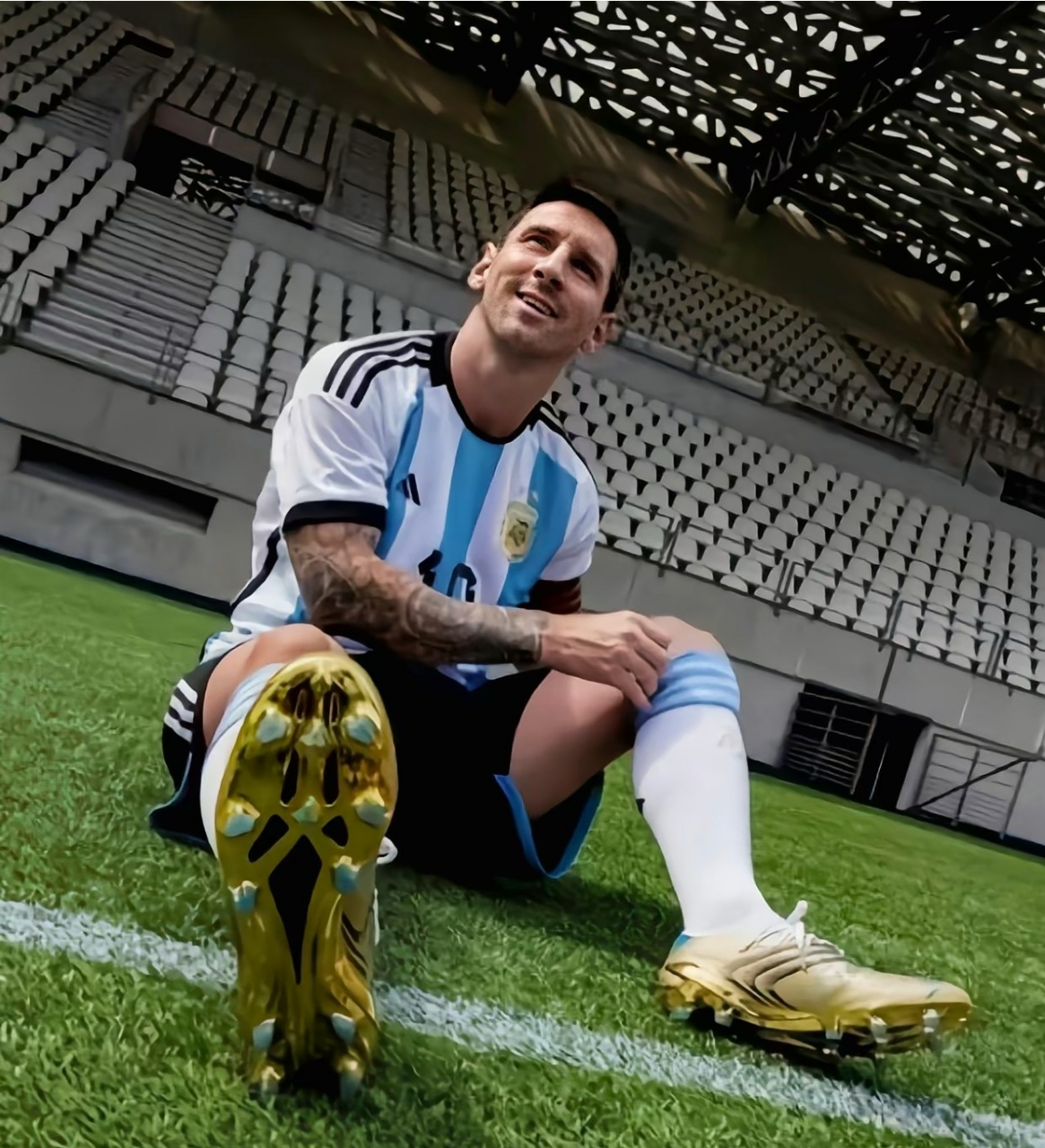 梅西脚上的这双鞋看着好威风呀,大家知道多少钱吗?