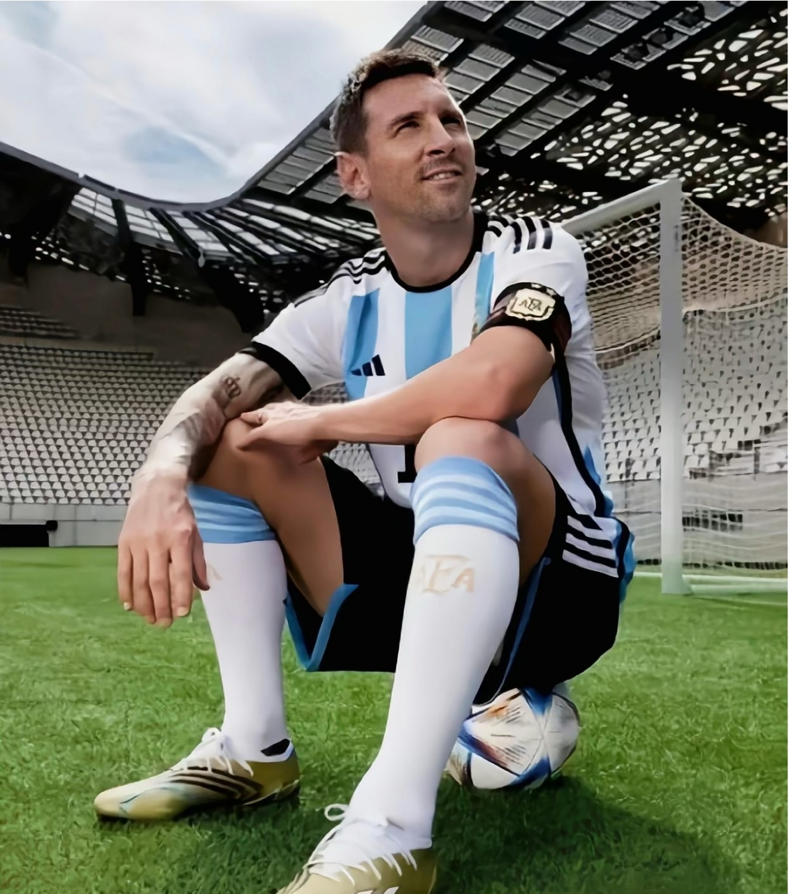 梅西脚上的这双鞋看着好威风呀,大家知道多少钱吗?