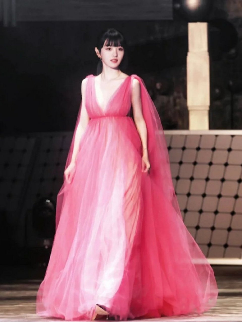 江疏影好和田曦薇都穿了粉色礼服,各有各的美,还以为穿了一样的呢