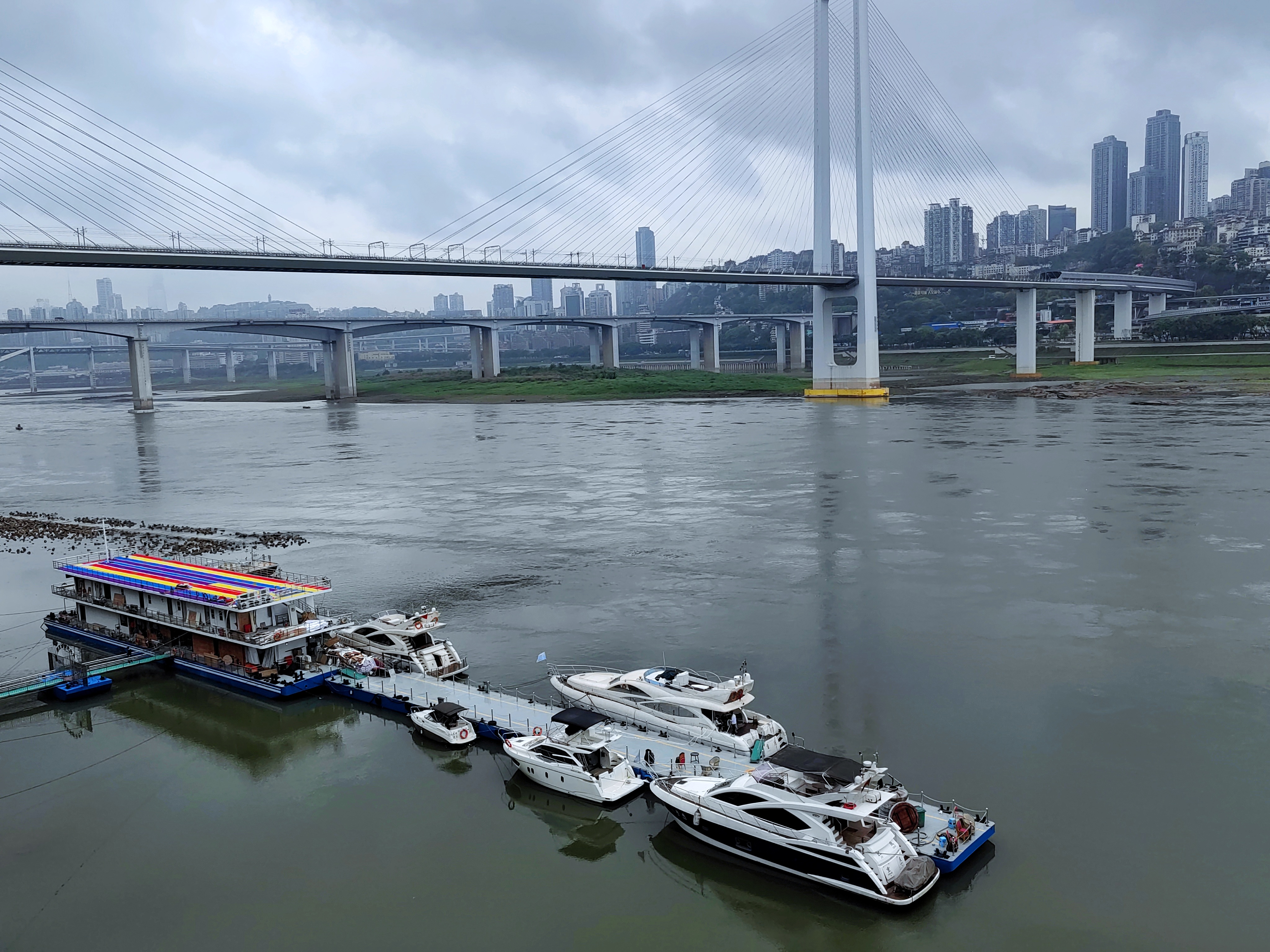 站在位于南滨路江景房的阳台上放眼望去,不远处就是南门纪轨道大桥,也