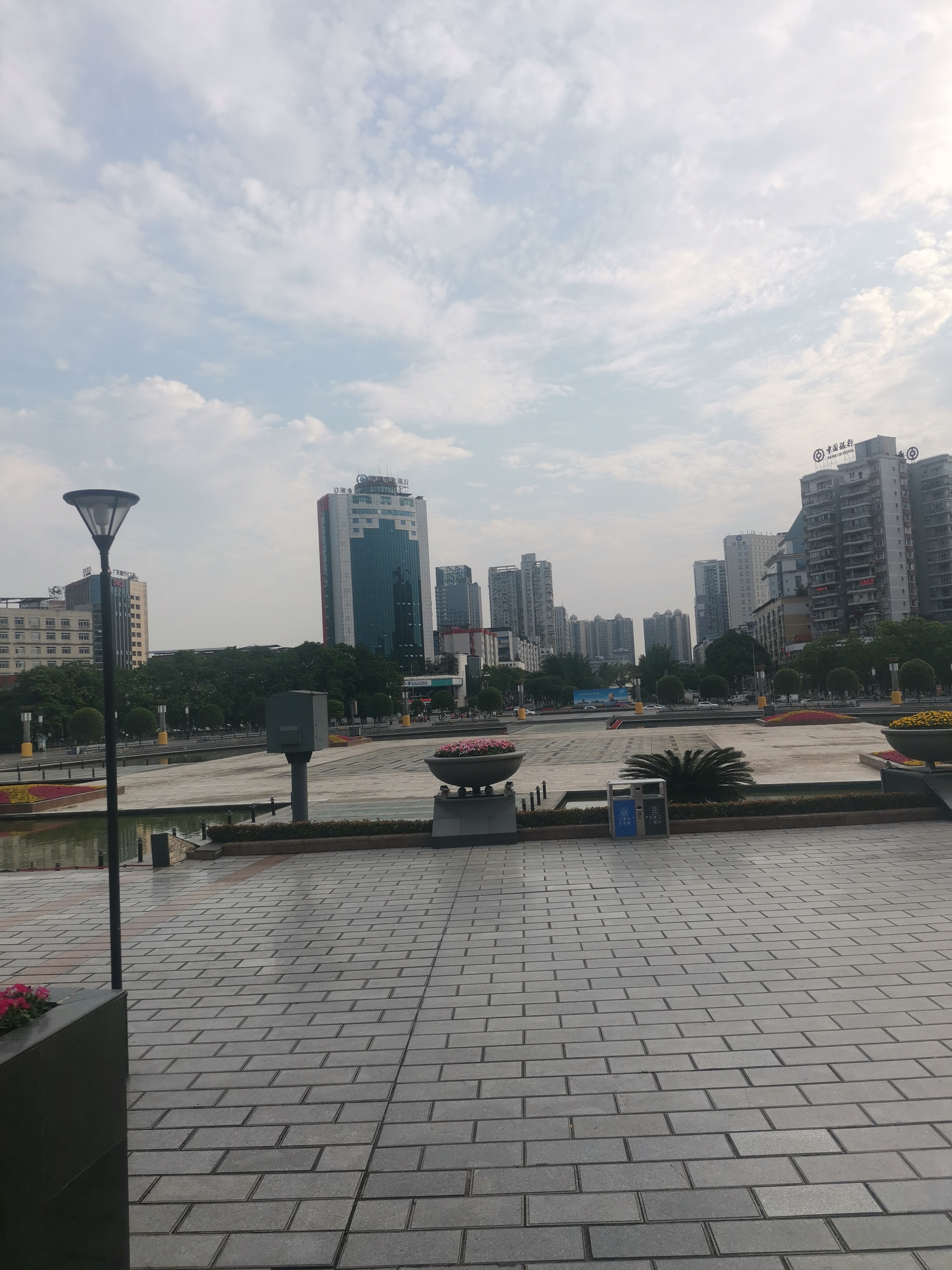 思源广场 第一次去了思源广场,原来广安这么美丽,又去了小平故居.