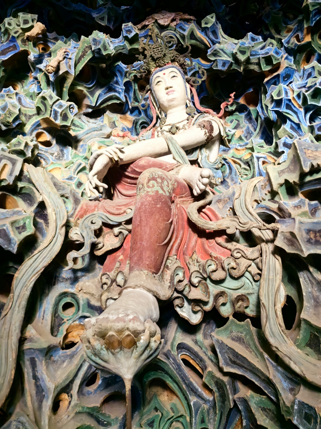摩尼殿内槽北壁为一座泥塑五彩悬山,悬山中现存塑像共30余身,其中最