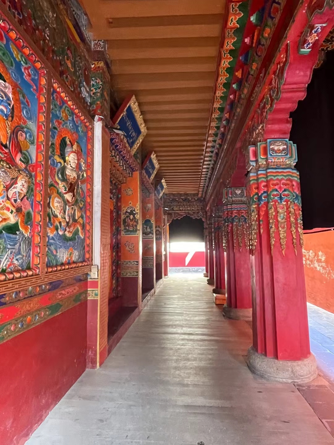 西宁宏觉寺全称为"宗喀大慈宏觉寺",其缘起可追溯到公元 7 世纪,文成