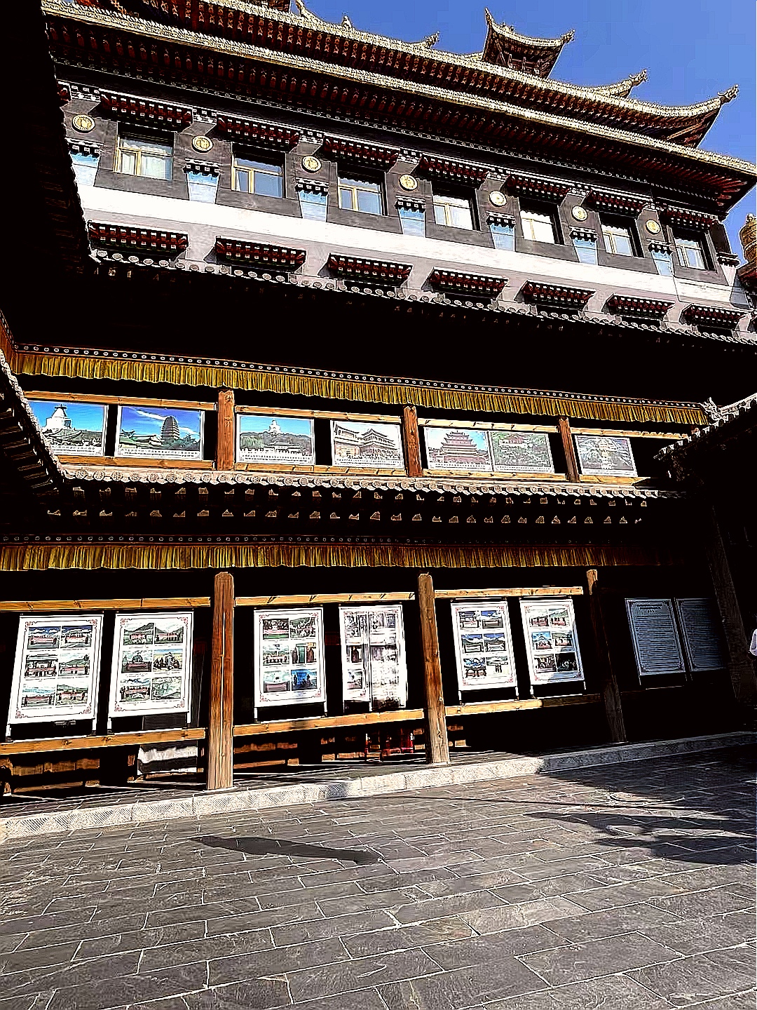 西宁宏觉寺全称为"宗喀大慈宏觉寺",其缘起可追溯到公元 7 世纪,文成