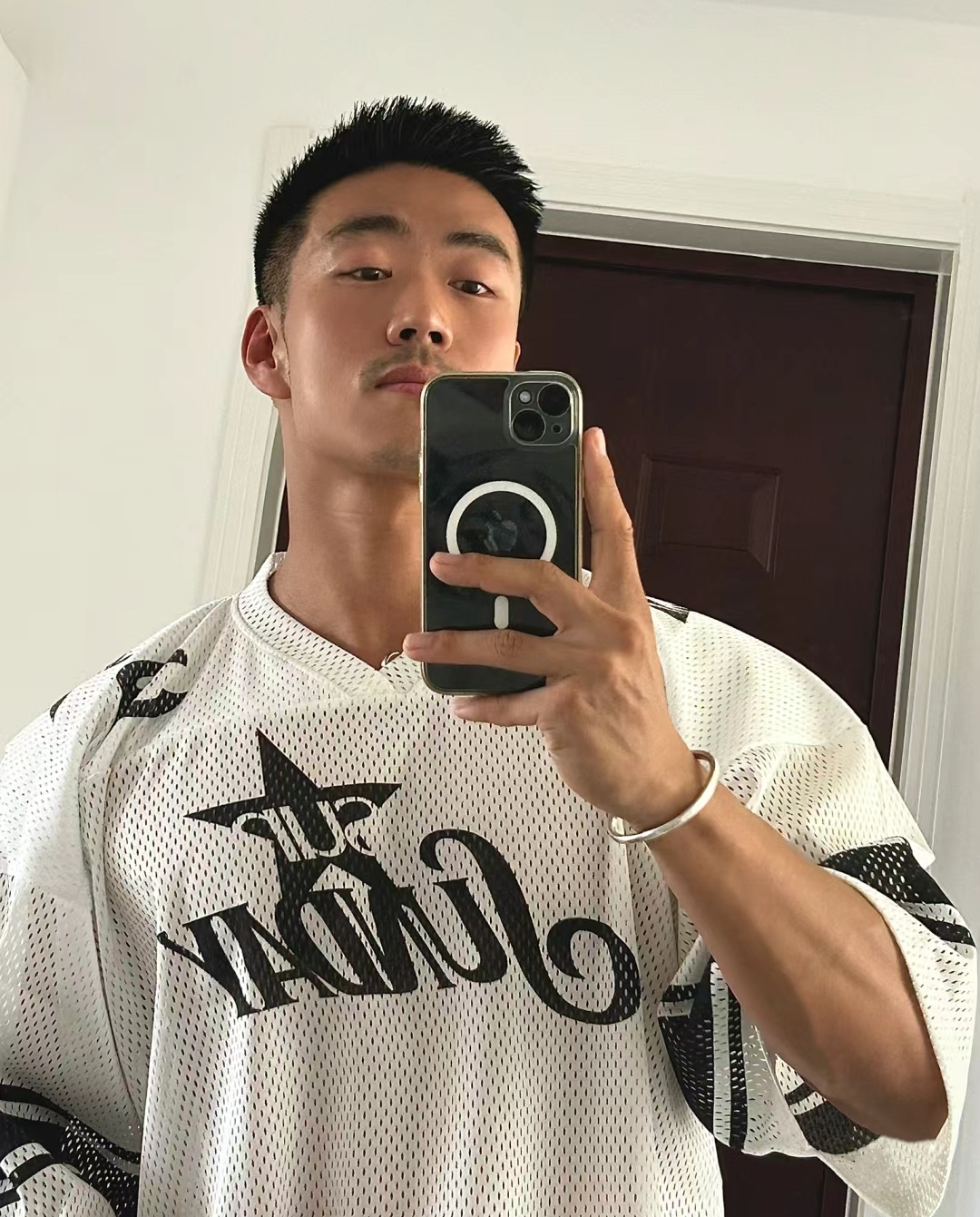 短发齐整,两侧削短,更显精神焕发