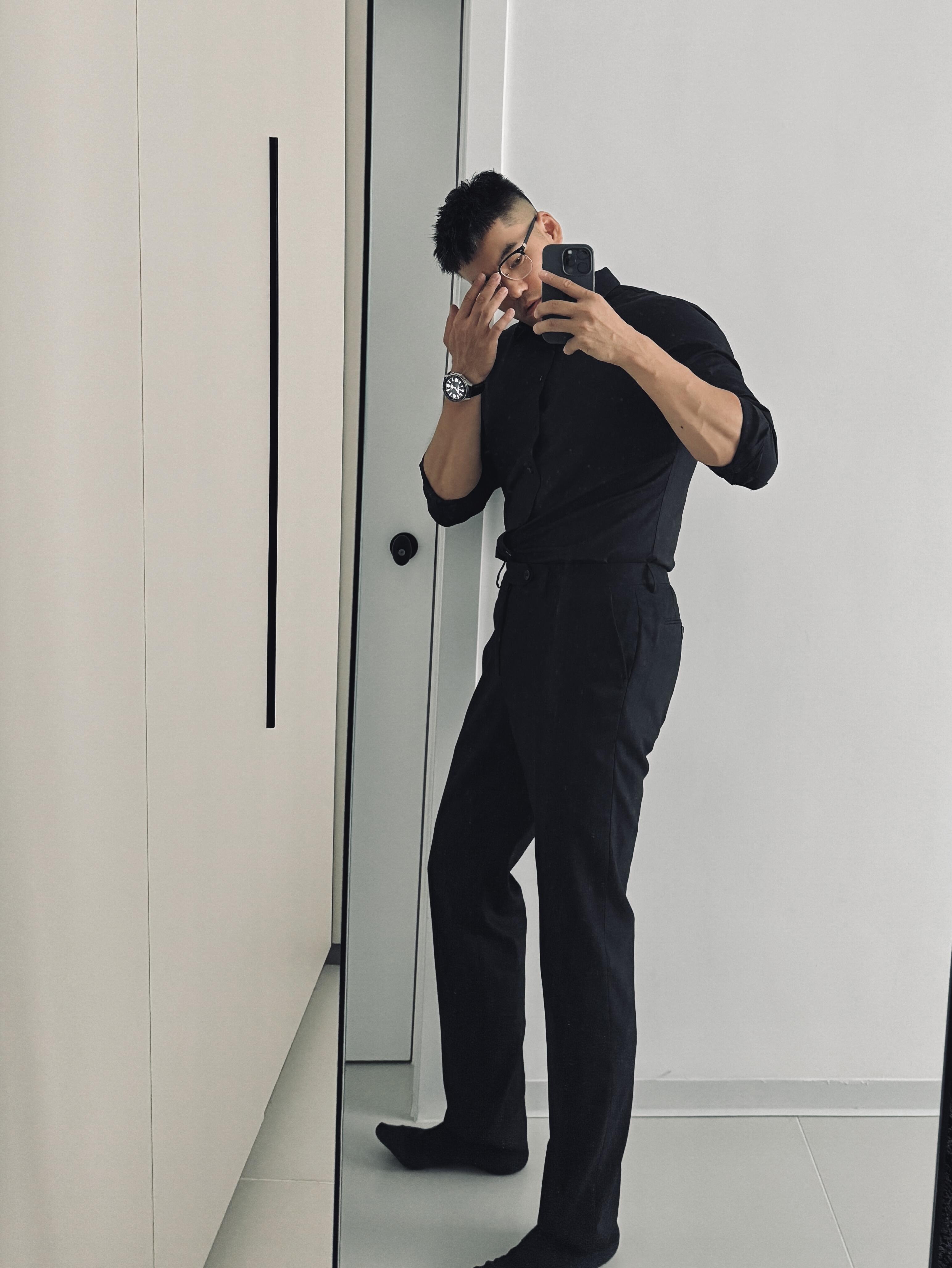 镜中西装帅哥,酷毙了!今天这套全黑穿搭,你打几分?#2025新春快乐