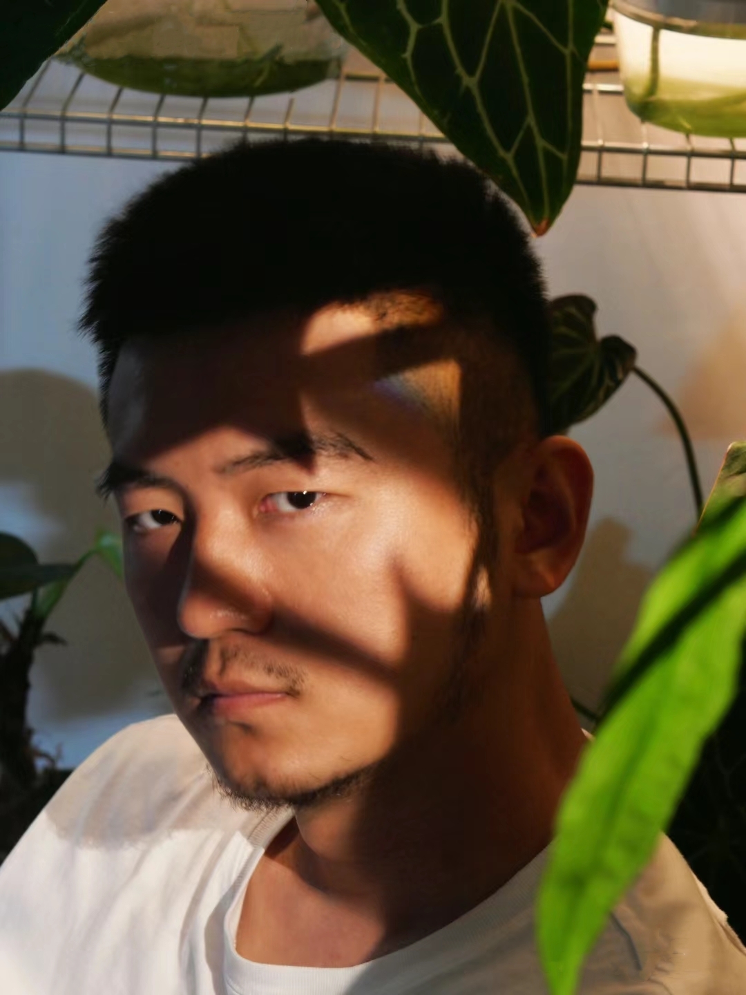 带大家一起看帅哥# 有点呆呆的小哥哥,短发乌黑,眼神深邃,仿佛藏着