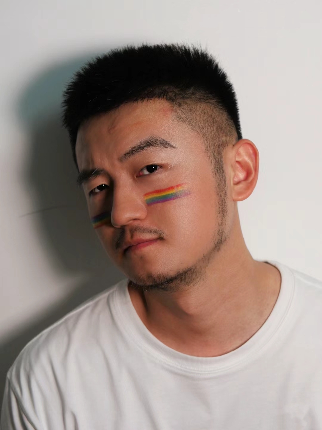 带大家一起看帅哥# 有点呆呆的小哥哥,短发乌黑,眼神深邃,仿佛藏着