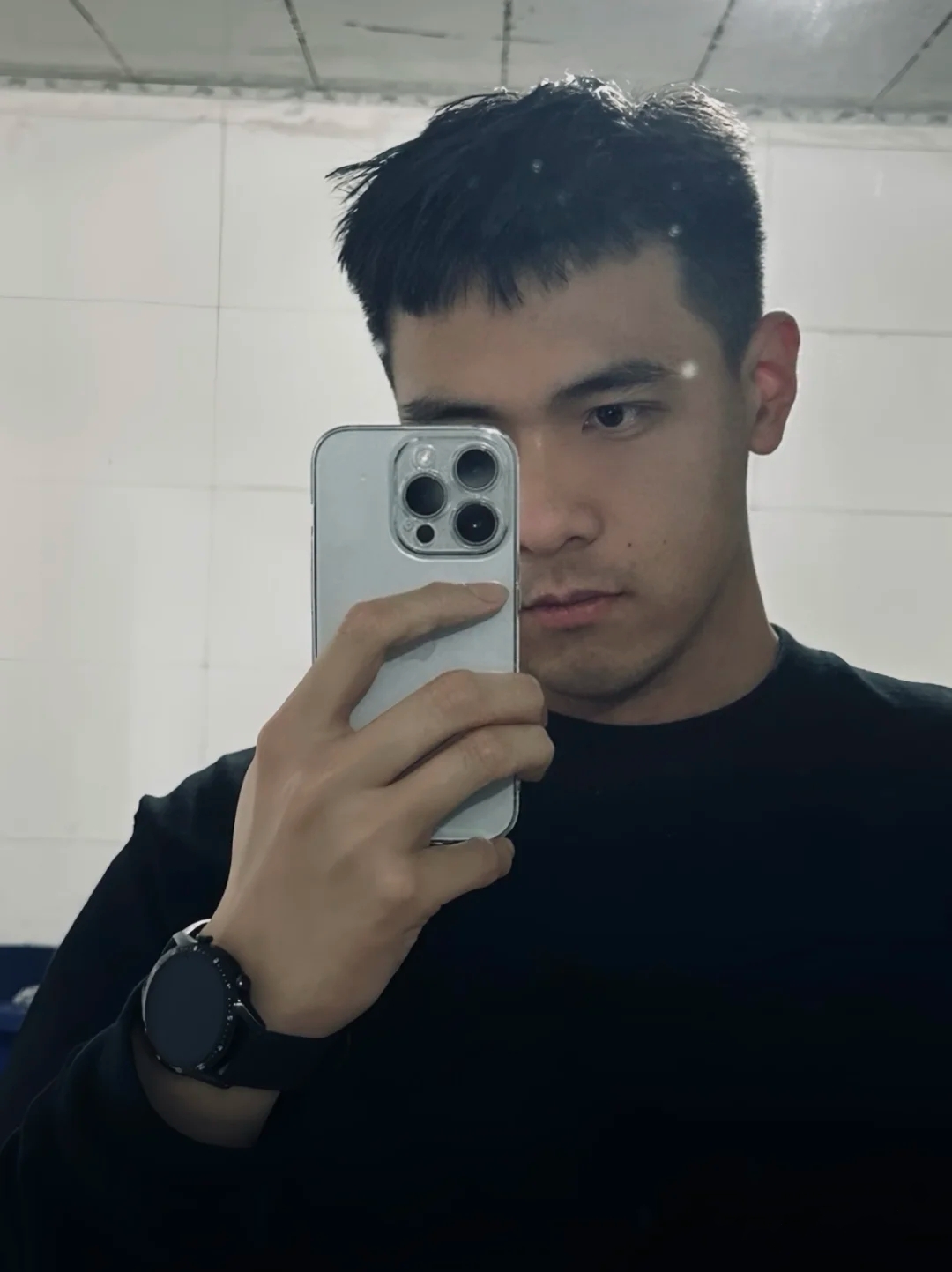 带大家一起看帅哥# 静谧的室内,一缕柔和的光洒落,照亮了小哥哥的