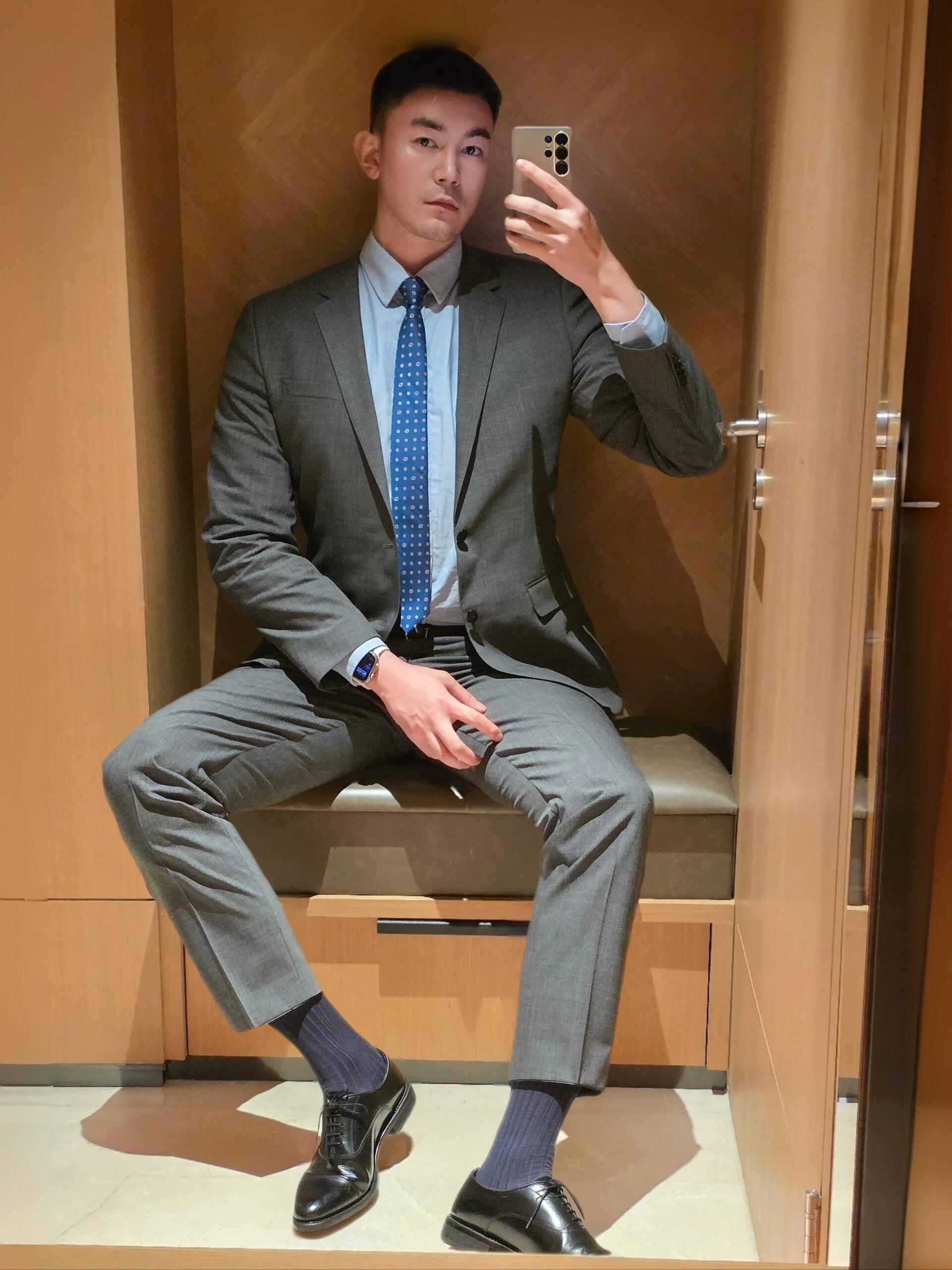 英俊帅气的西装帅哥,196的身高令人羡慕,镜中帅哥,都市的格调,从细节