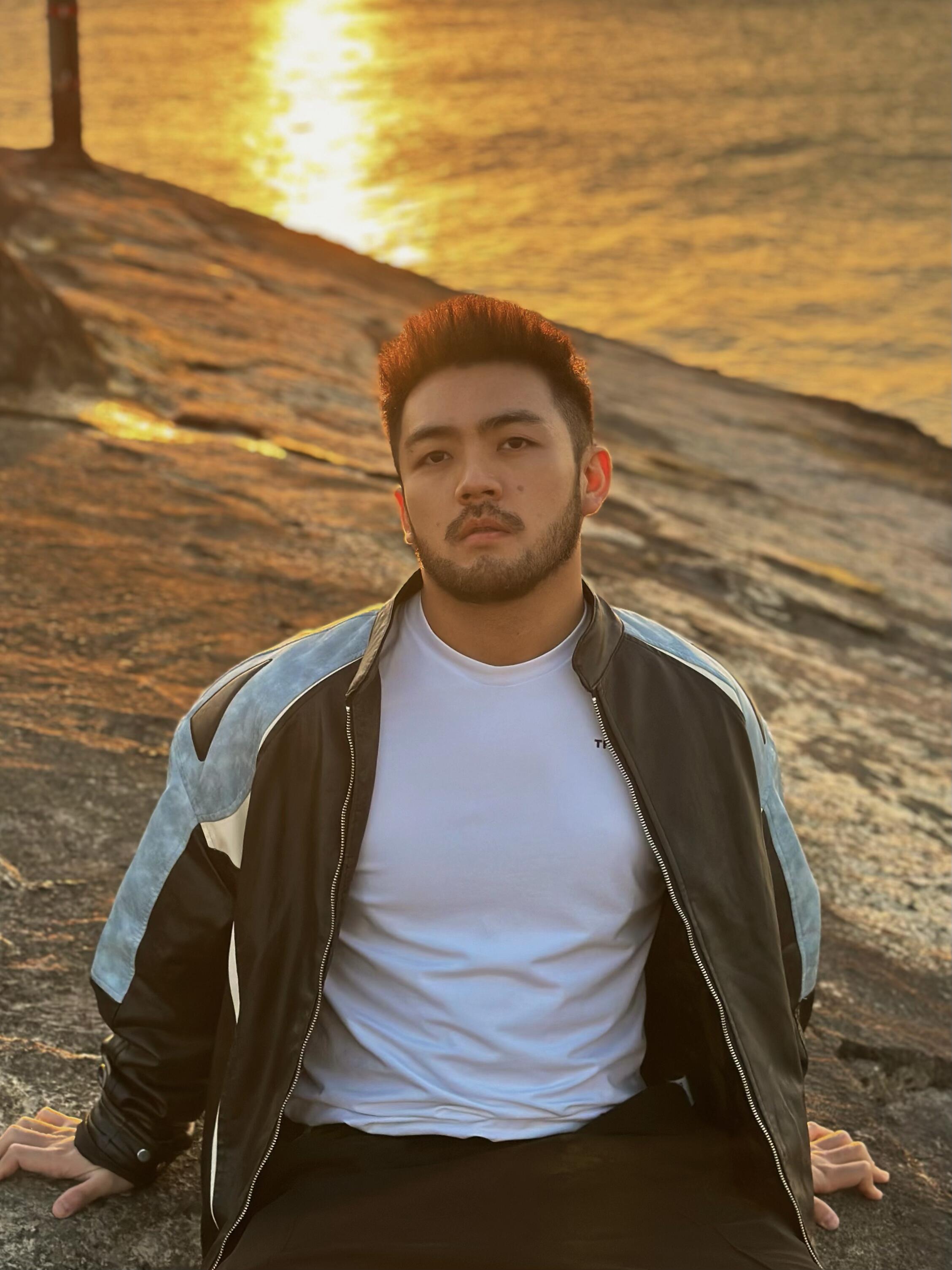 夕阳下海边礁石,共赏这宁静时刻,荷尔蒙爆棚的胡子帅哥.#烟火年年