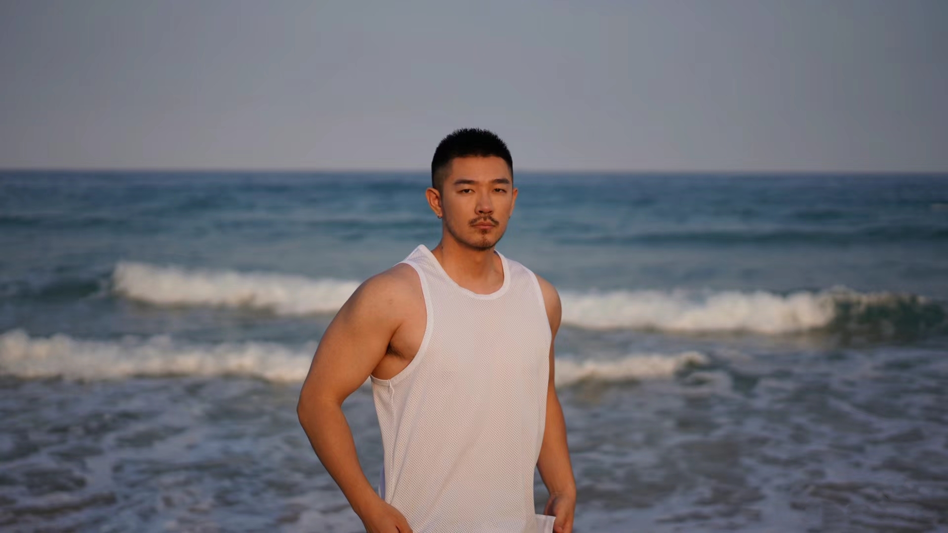 天空从淡蓝渐变到橙色,海面和天空交相辉映,真的好美!去海边度假吧!