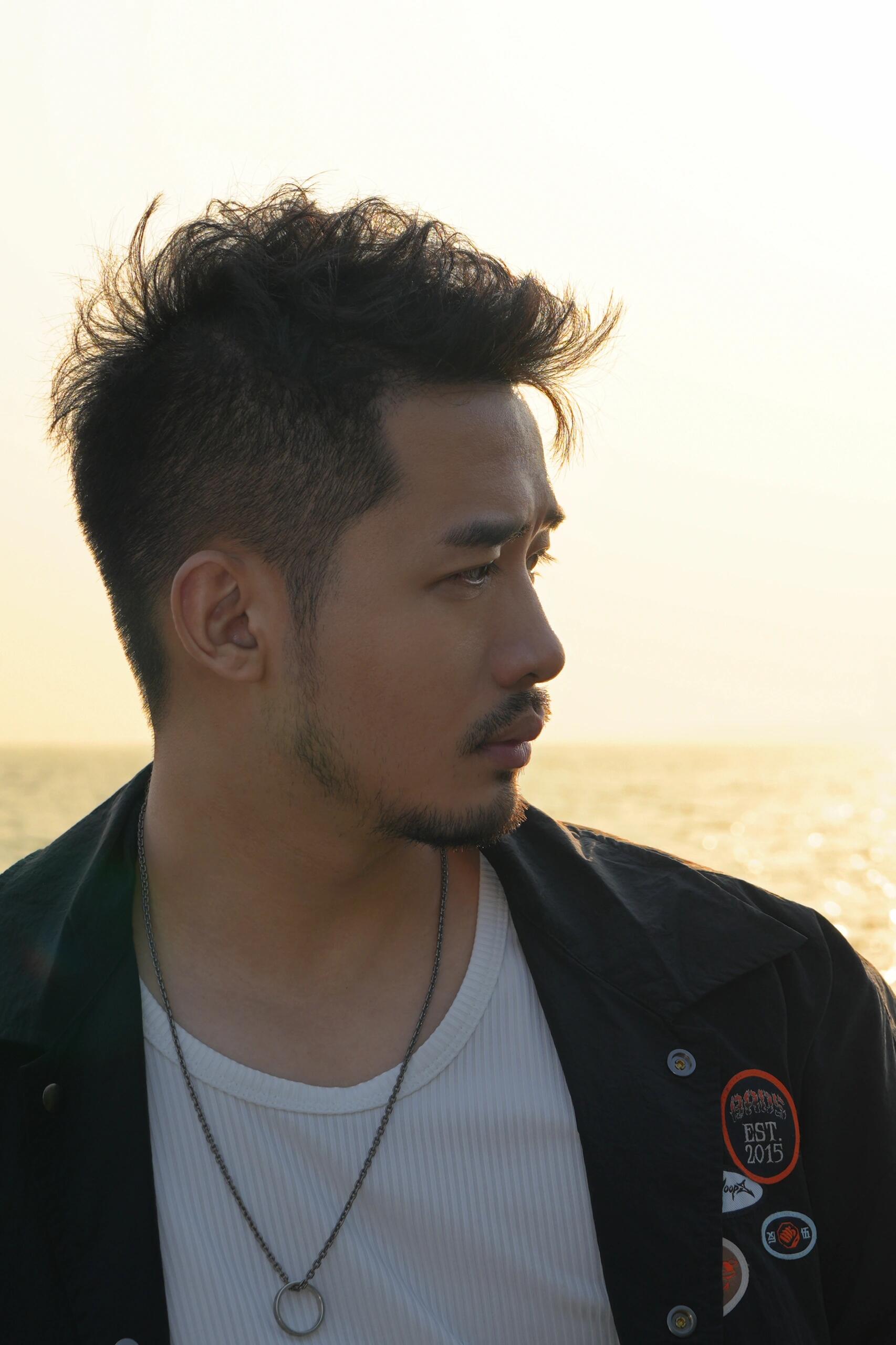 侧颜帅气的胡子小哥,海边漫步,海风轻拂,心情如这画面般透彻