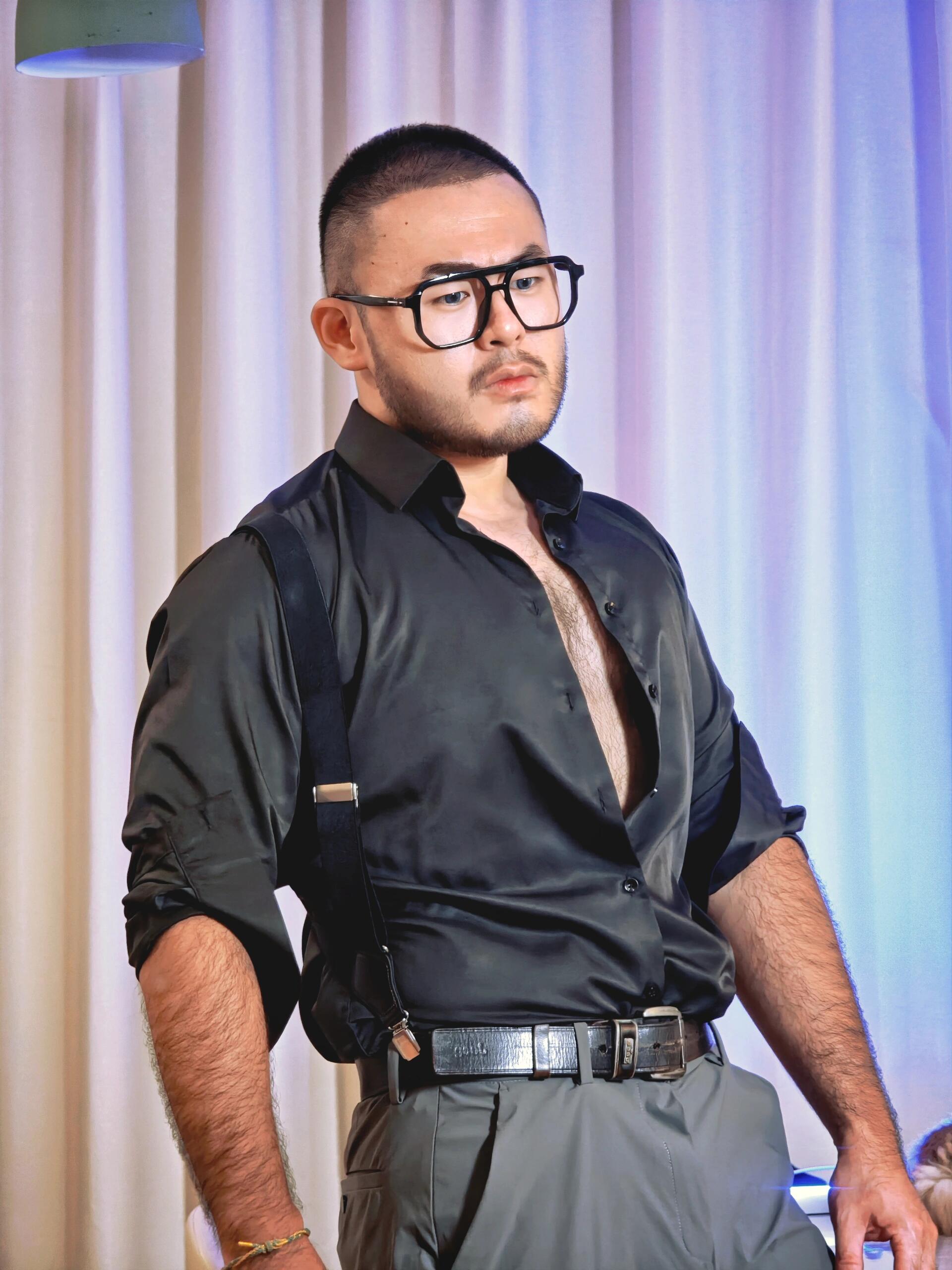 呆萌可爱又帅气的胖胖胡子大叔,镜中人,捕捉自信的瞬间,姿态潇洒,回眸