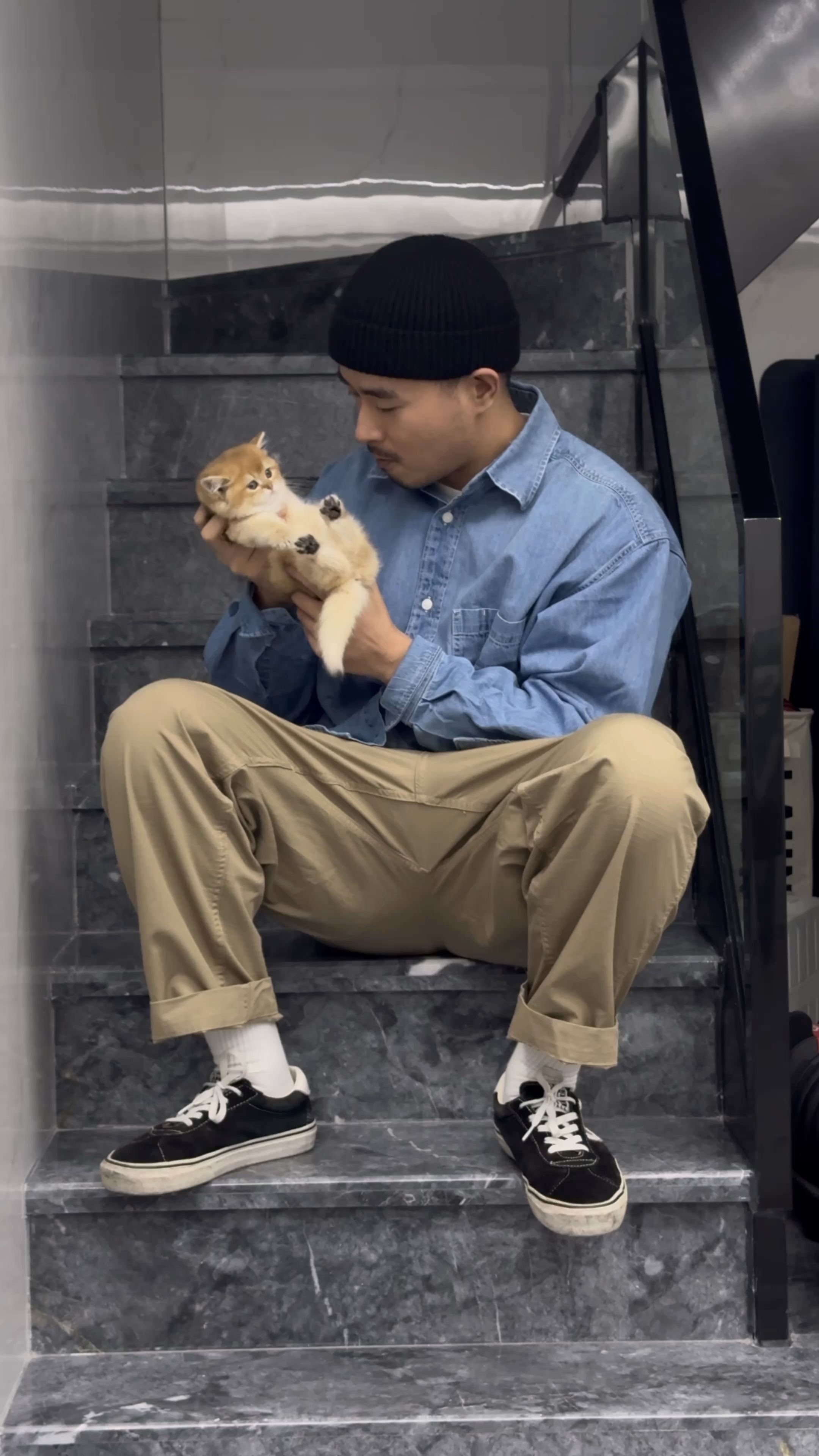 英俊帅气又可爱的胡子小哥哥,笑容暖暖的,真好看 "楼梯间,怀里抱着的