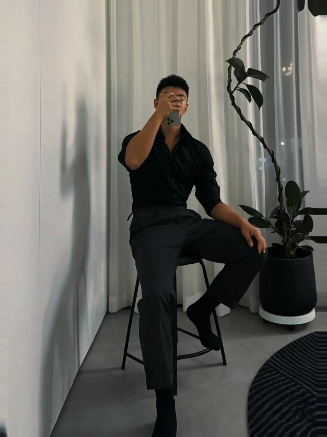 带大家一起看帅哥# 今日份自拍来自这位高挑的西装帅哥,简约而不嫉ゥ