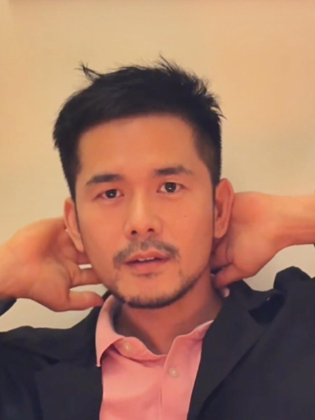 荷尔蒙满满的帅气胡子大叔,看这发型,是不是又帅了不少?