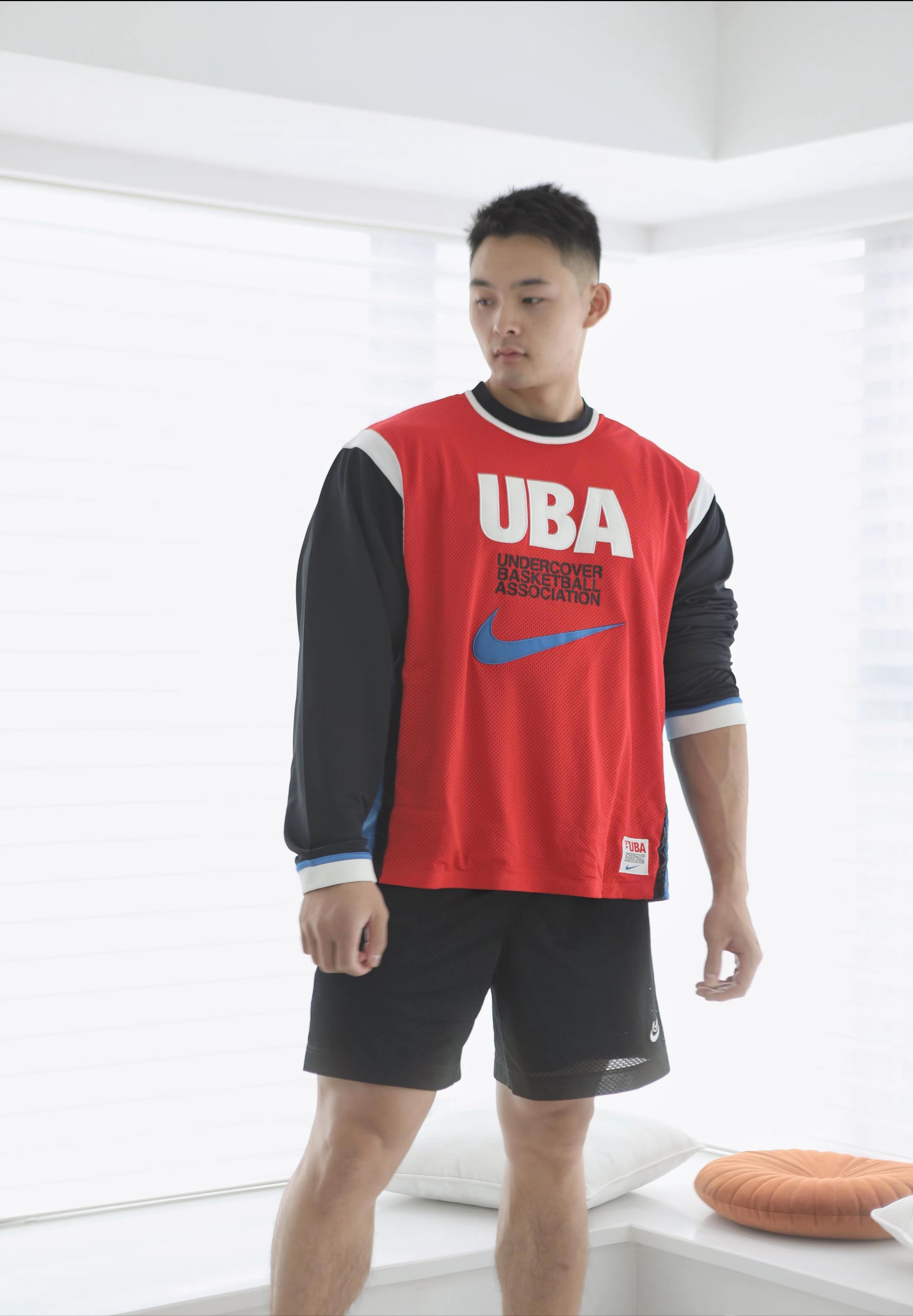 颜值和身材都很完美的小帅哥,今日份的简约风穿搭,红色运动背心与黑色