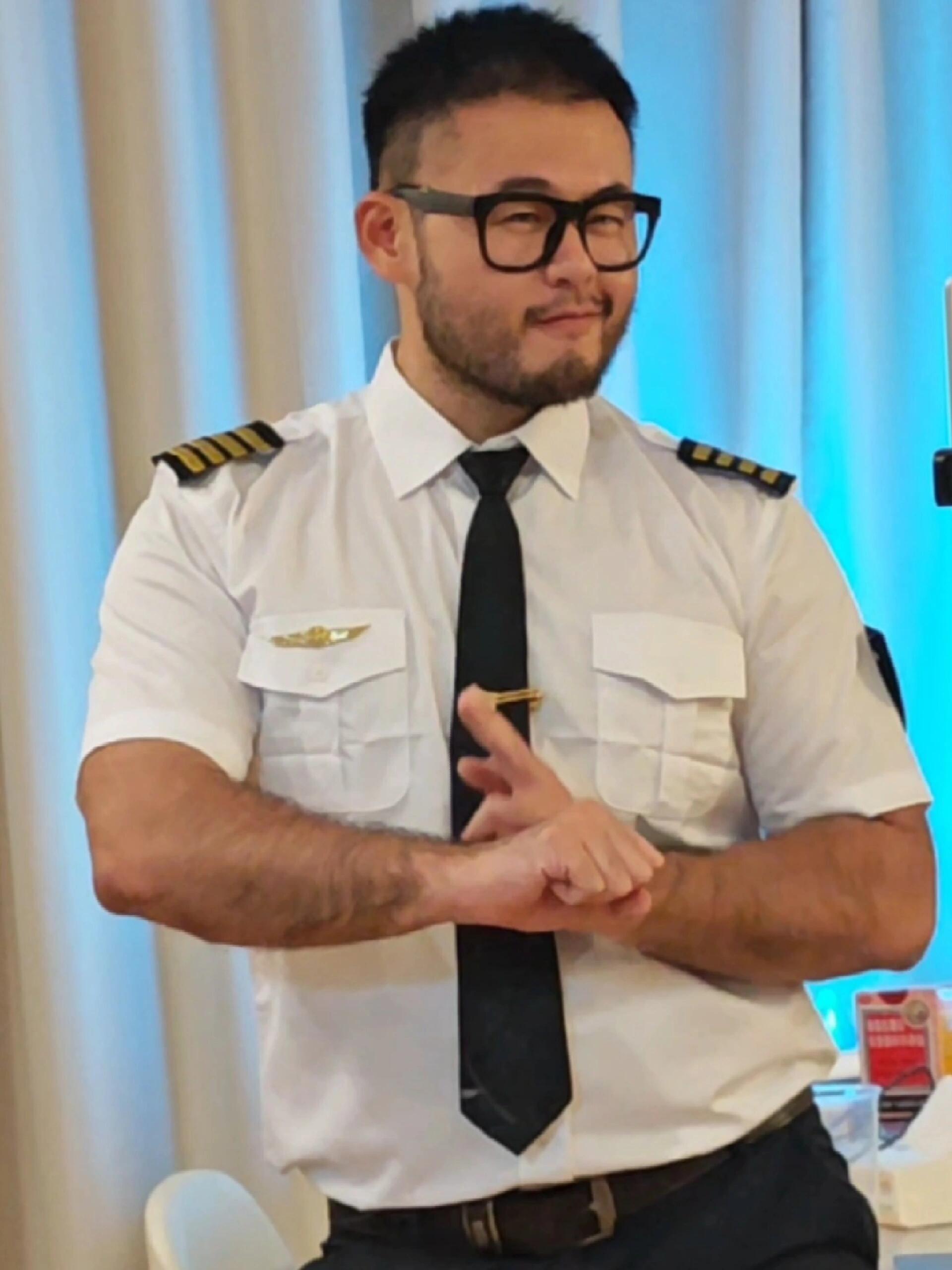 呆萌可爱又帅气的胖胖胡子大叔,镜中人,捕捉自信的瞬间,姿态潇洒,回眸