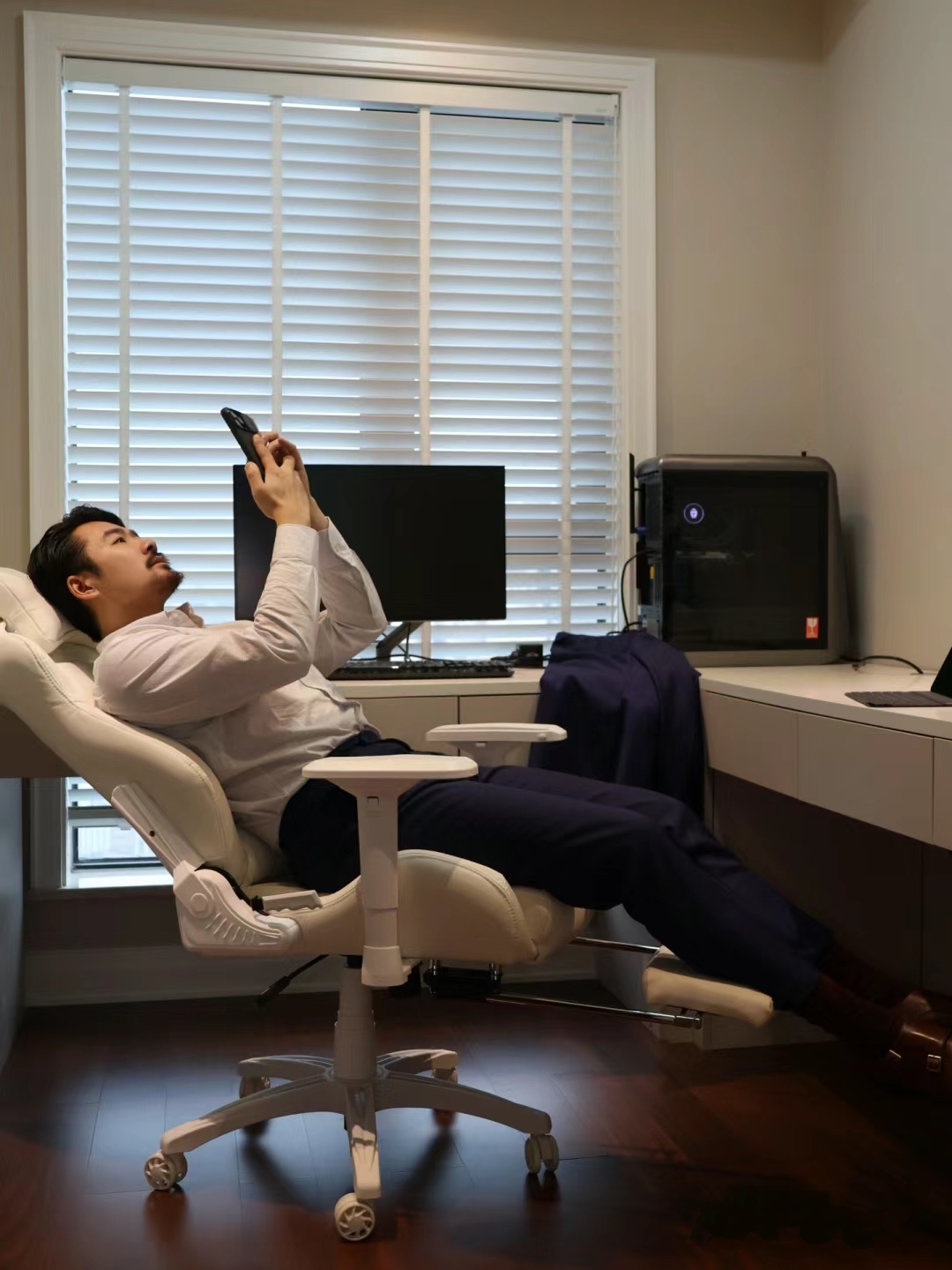 带大家一起看帅哥# 帅气的西装大叔,尽显成熟男人的味道.