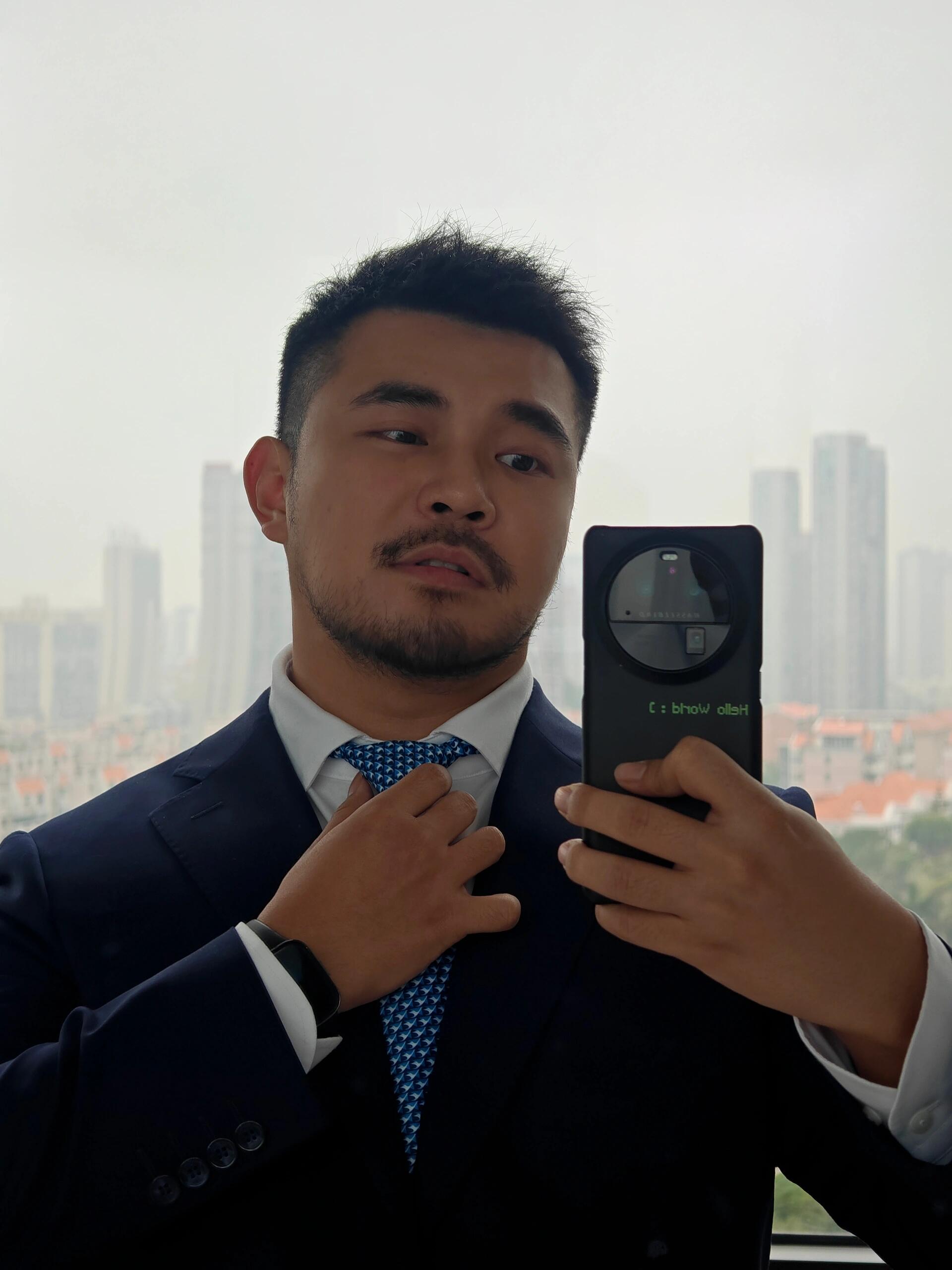可爱帅气荷尔蒙满满的西装胡子大叔,今天出门前,对着镜子调整了领带