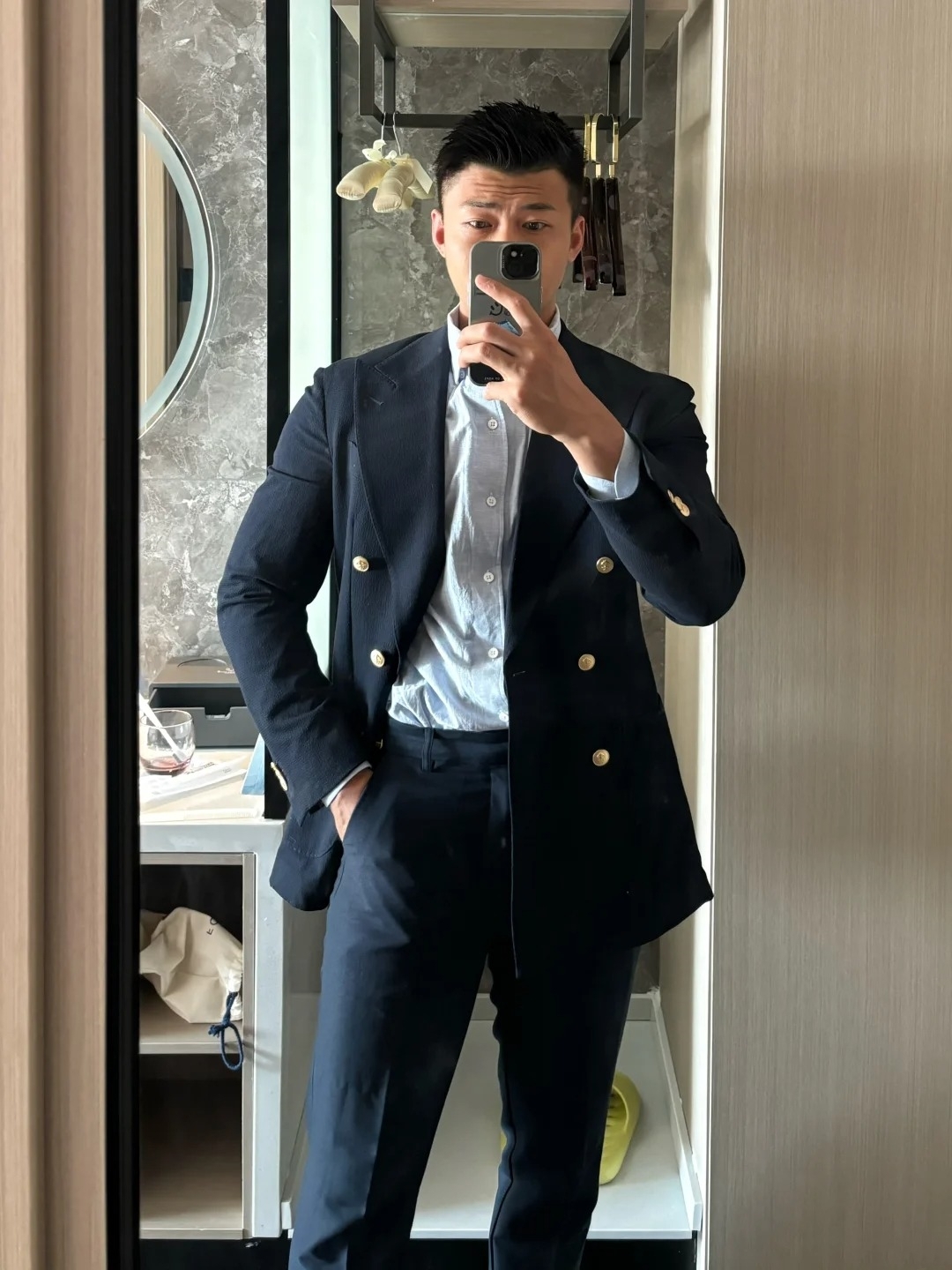 镜中人,帅气的西装,自拍一张,今天又是自信满满的一天!