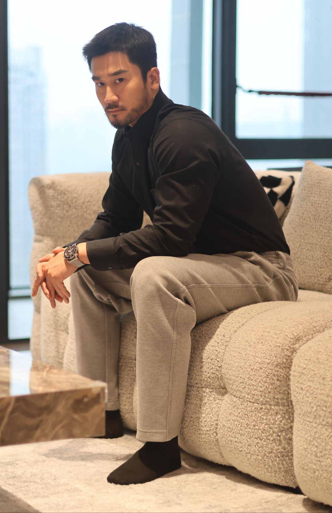 荷尔蒙满满的胡子大叔,坐在这张舒适的沙发上,感觉生活都柔软了