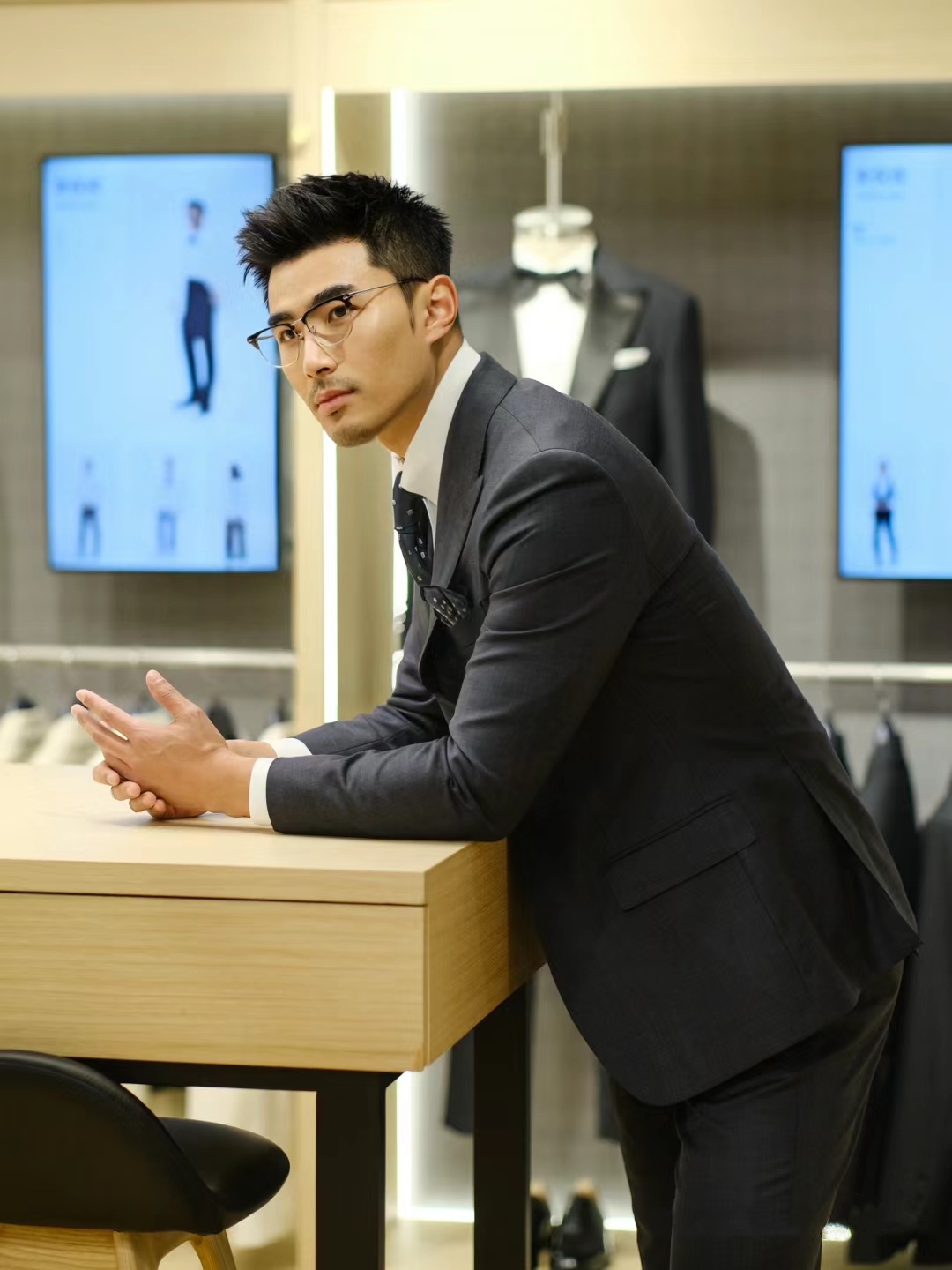 带大家一起看帅哥# 西装帅哥,戴眼镜vs不戴眼镜.