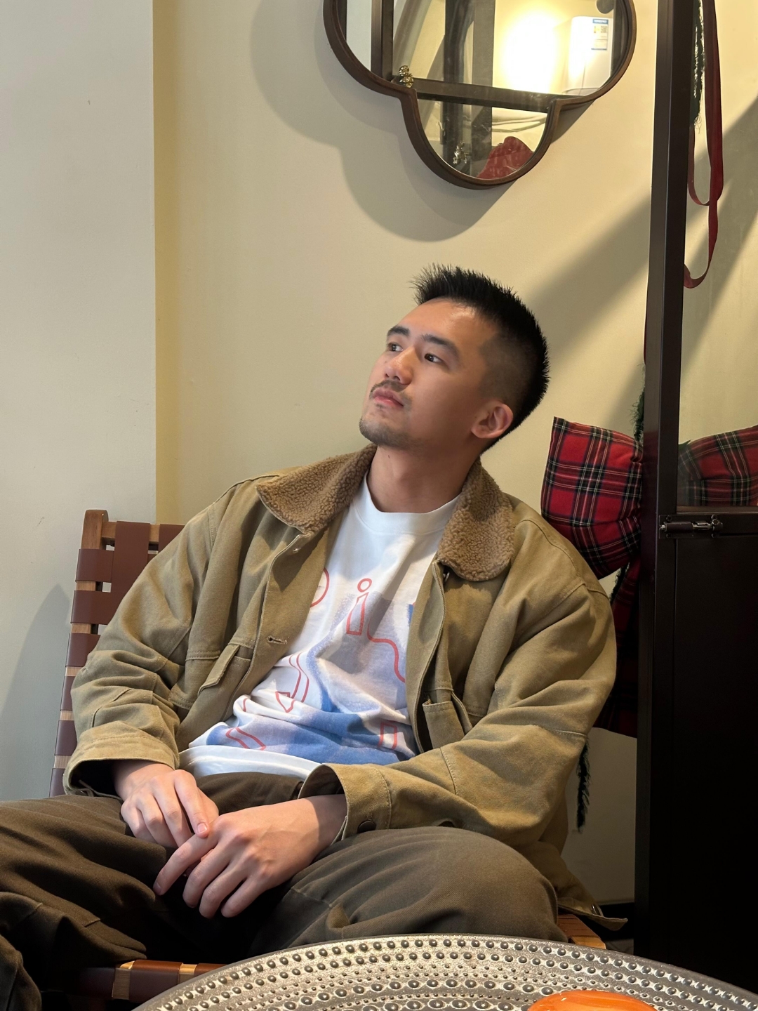 英俊帅气的胡子小哥,坐在沙发上,望着天花板发呆