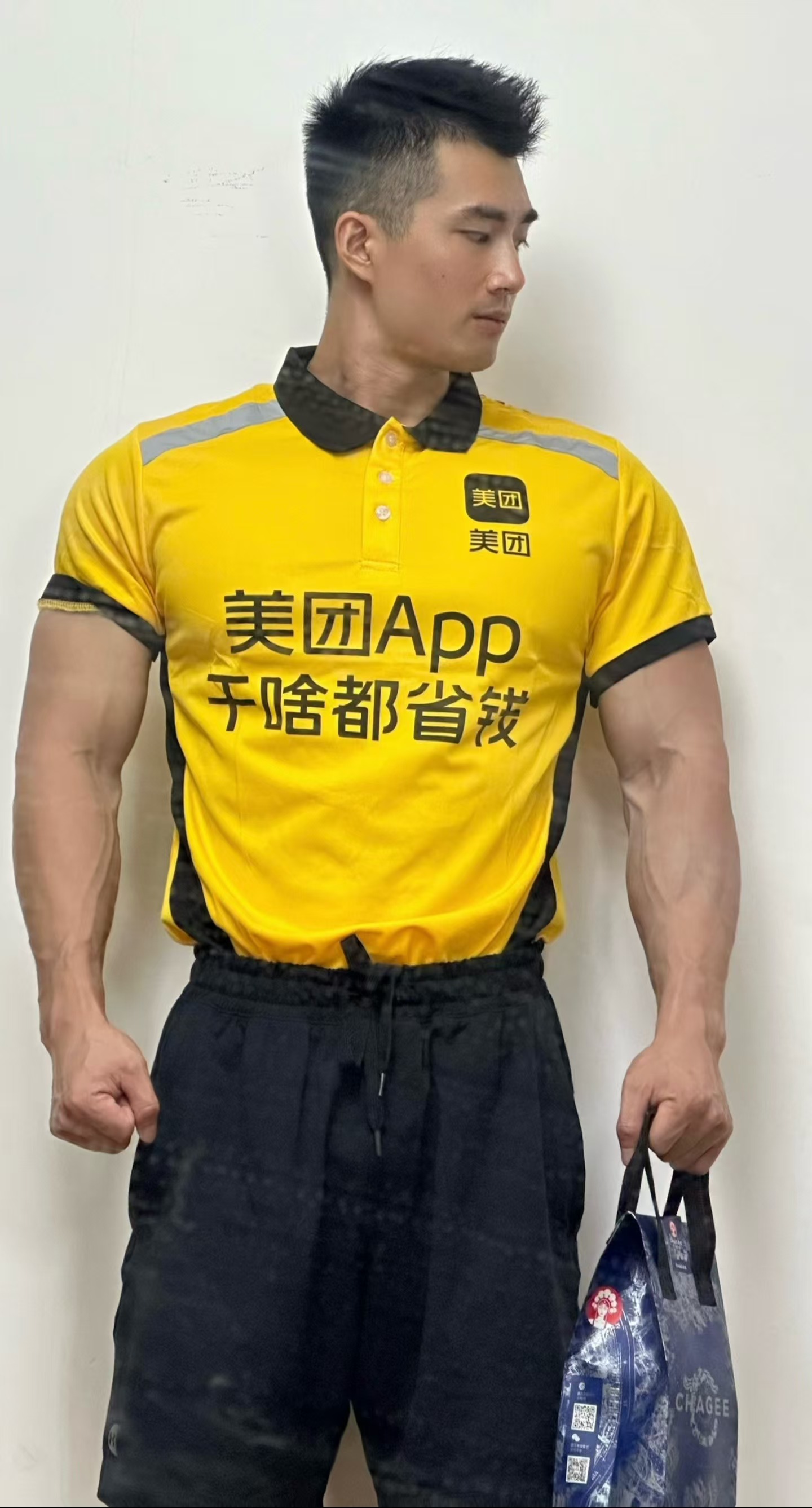 带大家一起看帅哥# 你的美团外卖已送达,麻烦出门领取,美团小哥,市哪