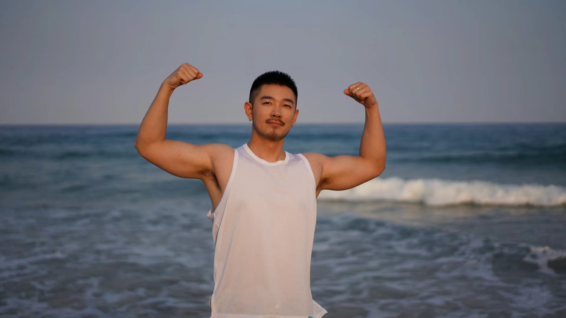 天空从淡蓝渐变到橙色,海面和天空交相辉映,真的好美!去海边度假吧!