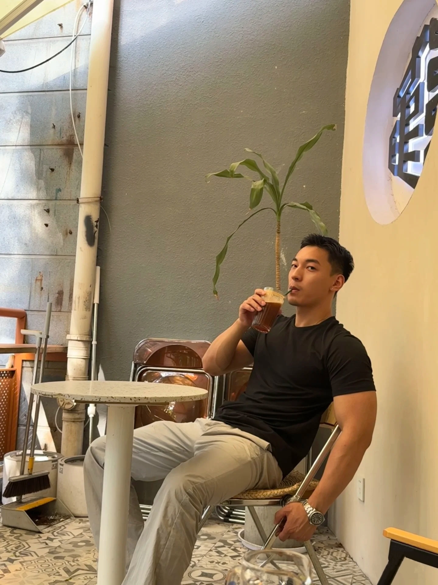 带大家一起看帅哥# 温柔光影中,咖啡馆的一隅,帅气的小哥哥,身着荚技