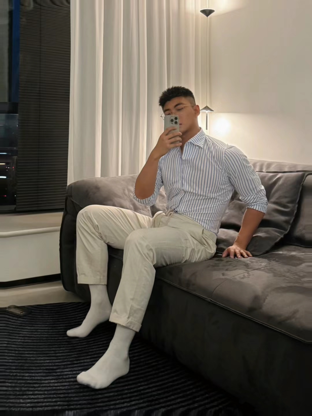 带大家一起看帅哥# 今日份自拍来自这位高挑的西装帅哥,简约而不嫉ゥ