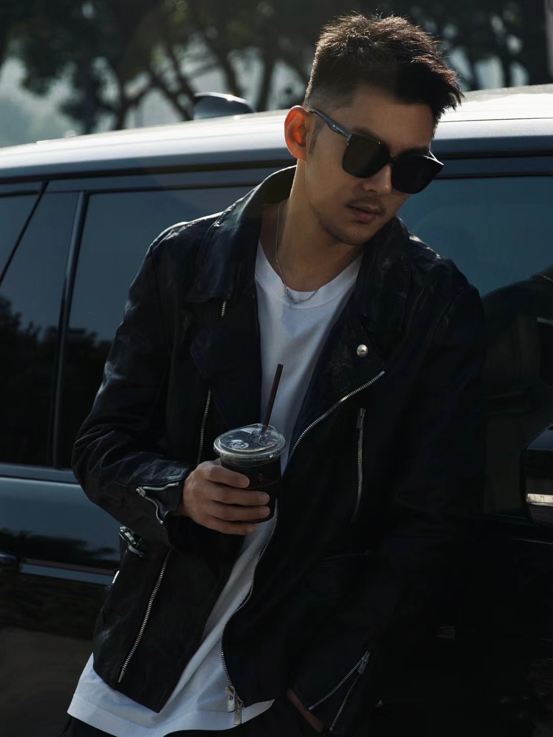 带大家一起看帅哥# 挡不住的颜值,英俊帅气的小哥哥,阳光洒落,温帕怂