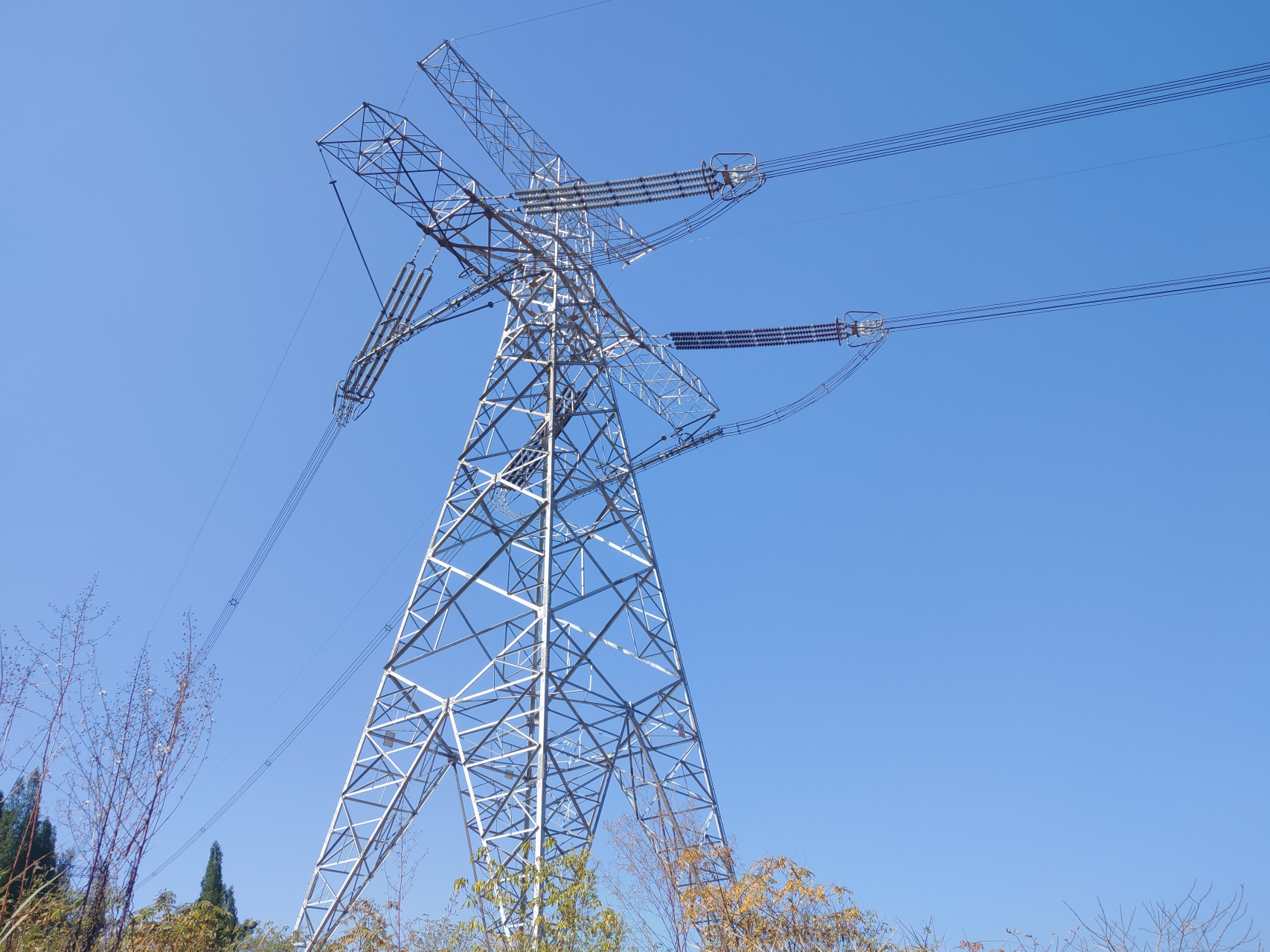 大神们,可不可以通过铁塔猜测一下是多少千伏的高压线?