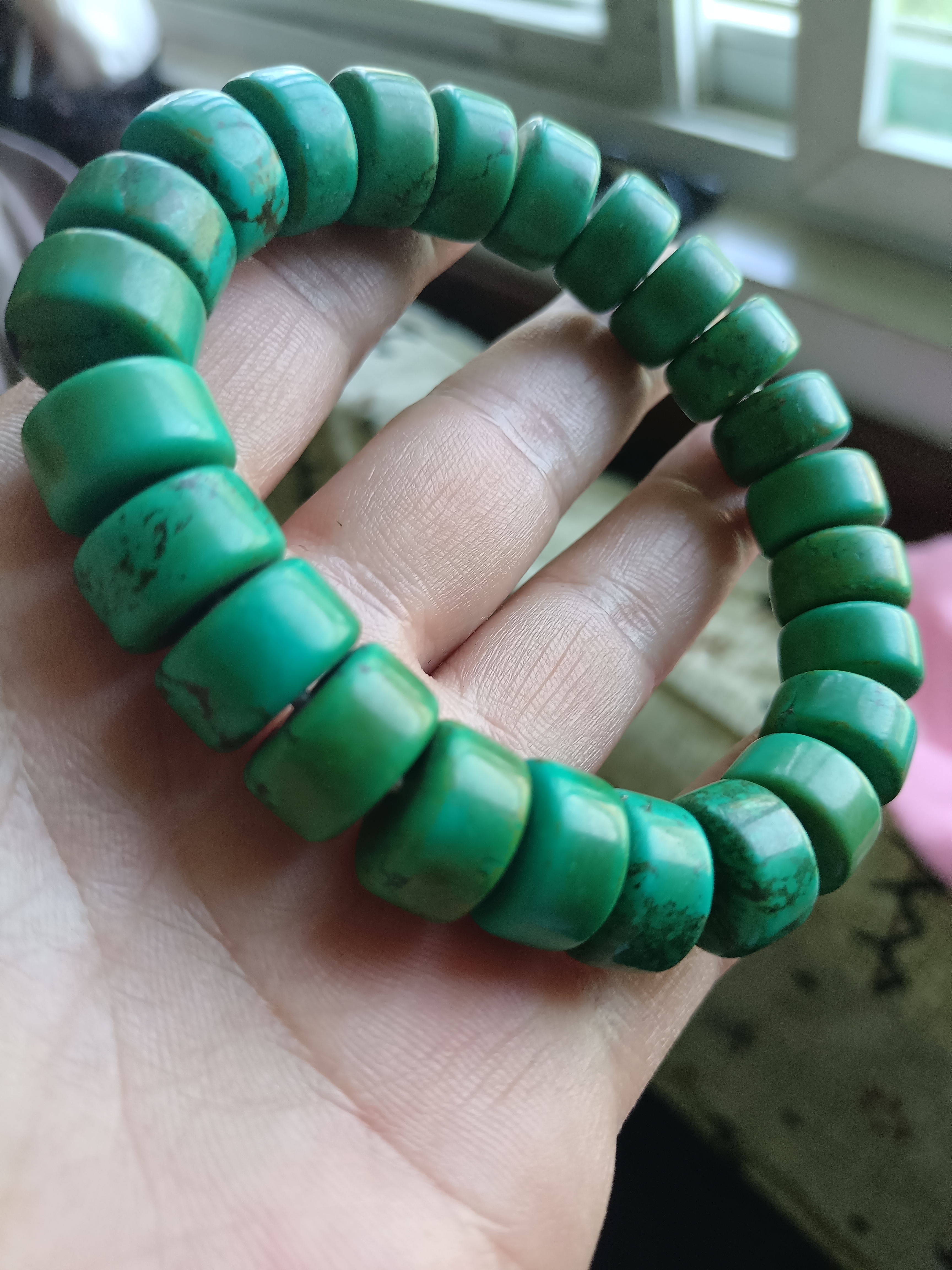 绿松石在西方文化中被看作幸运之石,古老的玛雅文化中,把它看作能