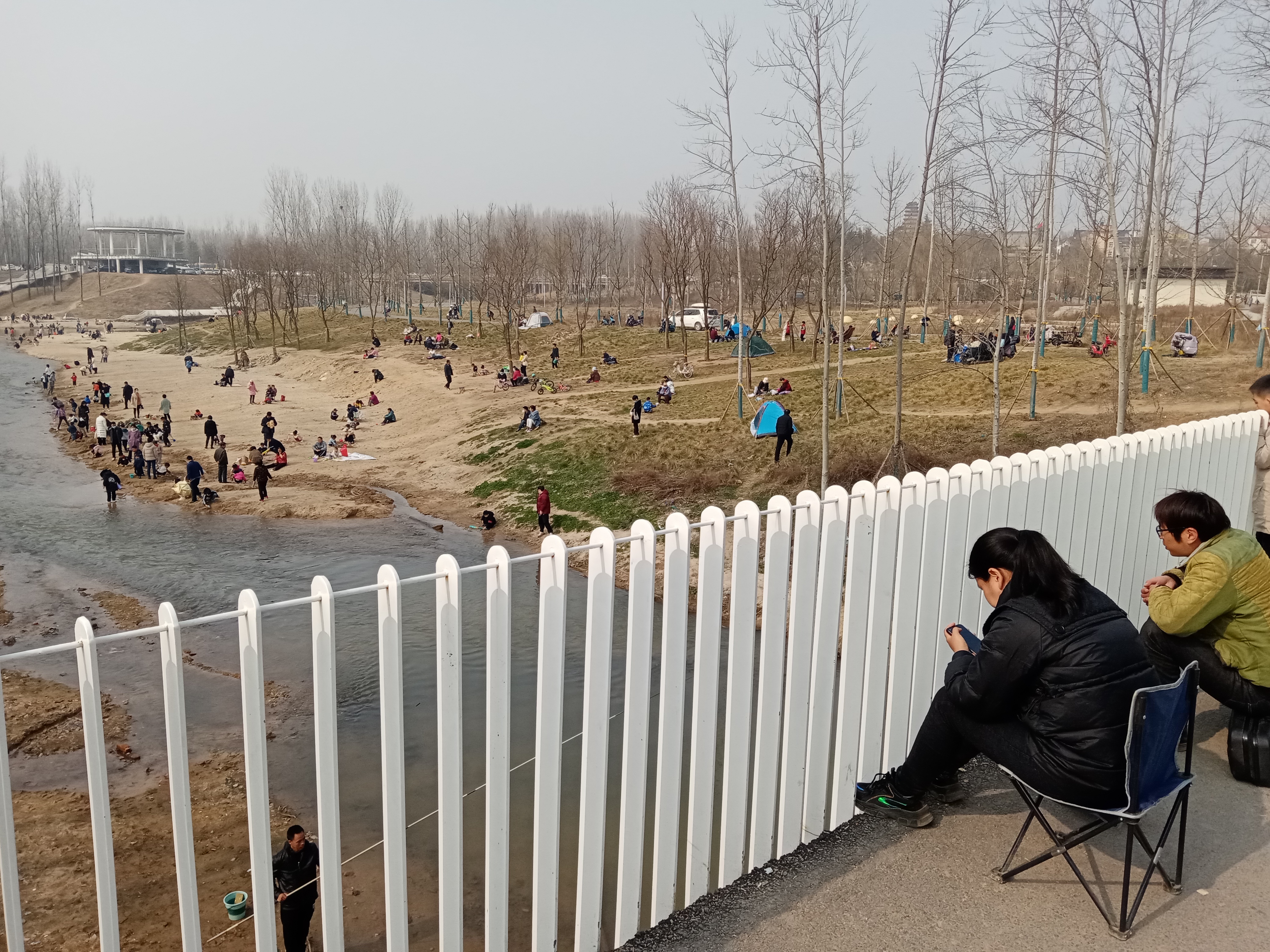 西安人太需要亲水环境啦  这个公园还未完工,已经涌入上千人,钓鱼的
