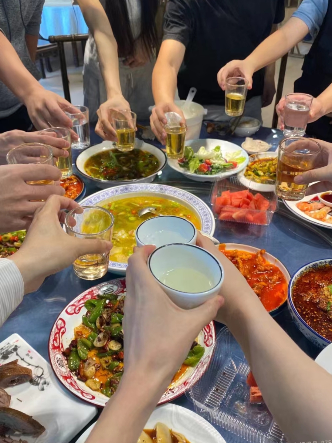 公司 55 位同事中的 50 位齐聚一堂,欢笑声填满了整个聚会空间