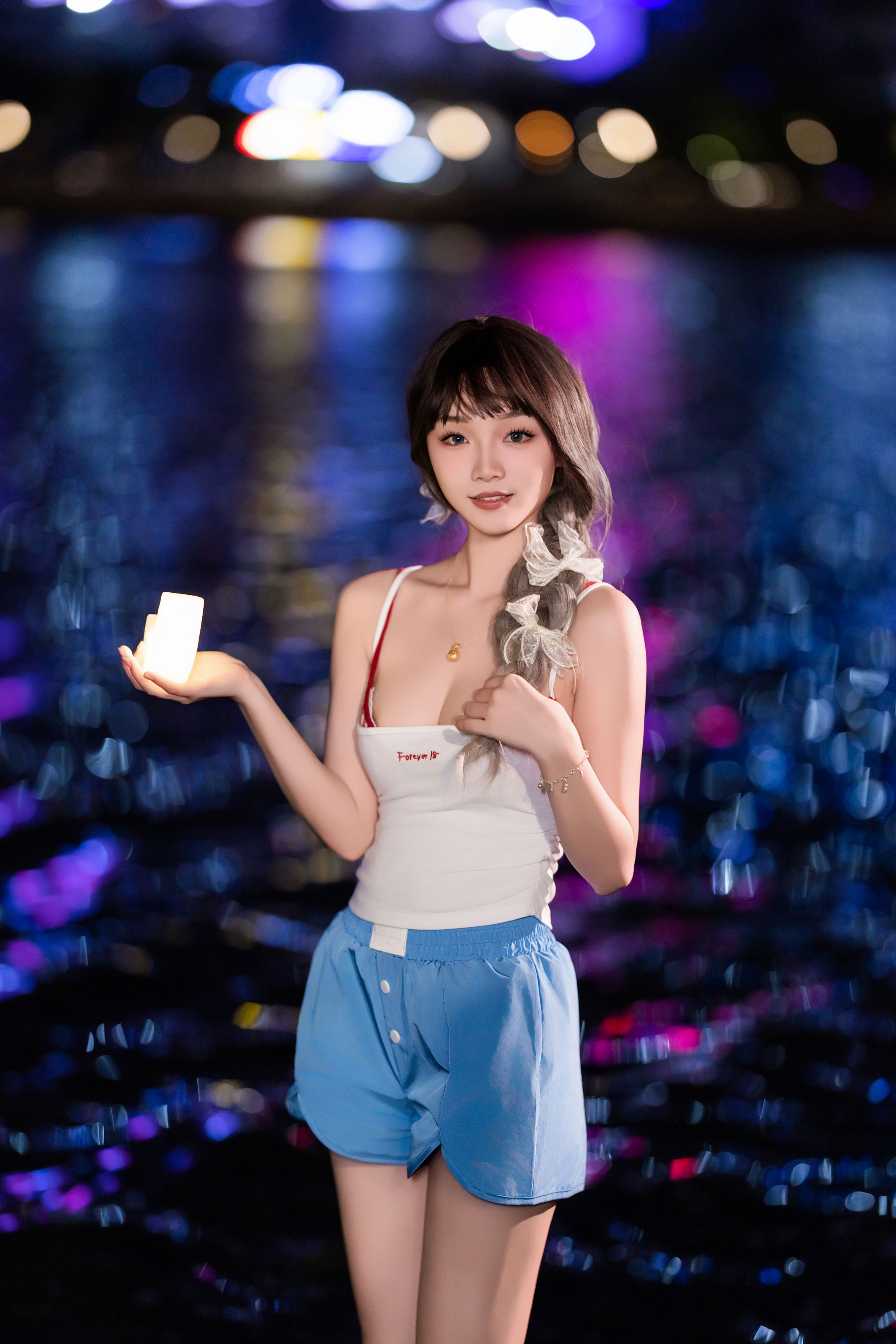 池中的月影为她作伴,她与这月夜池边的美景相融,构成了一幅让人移不