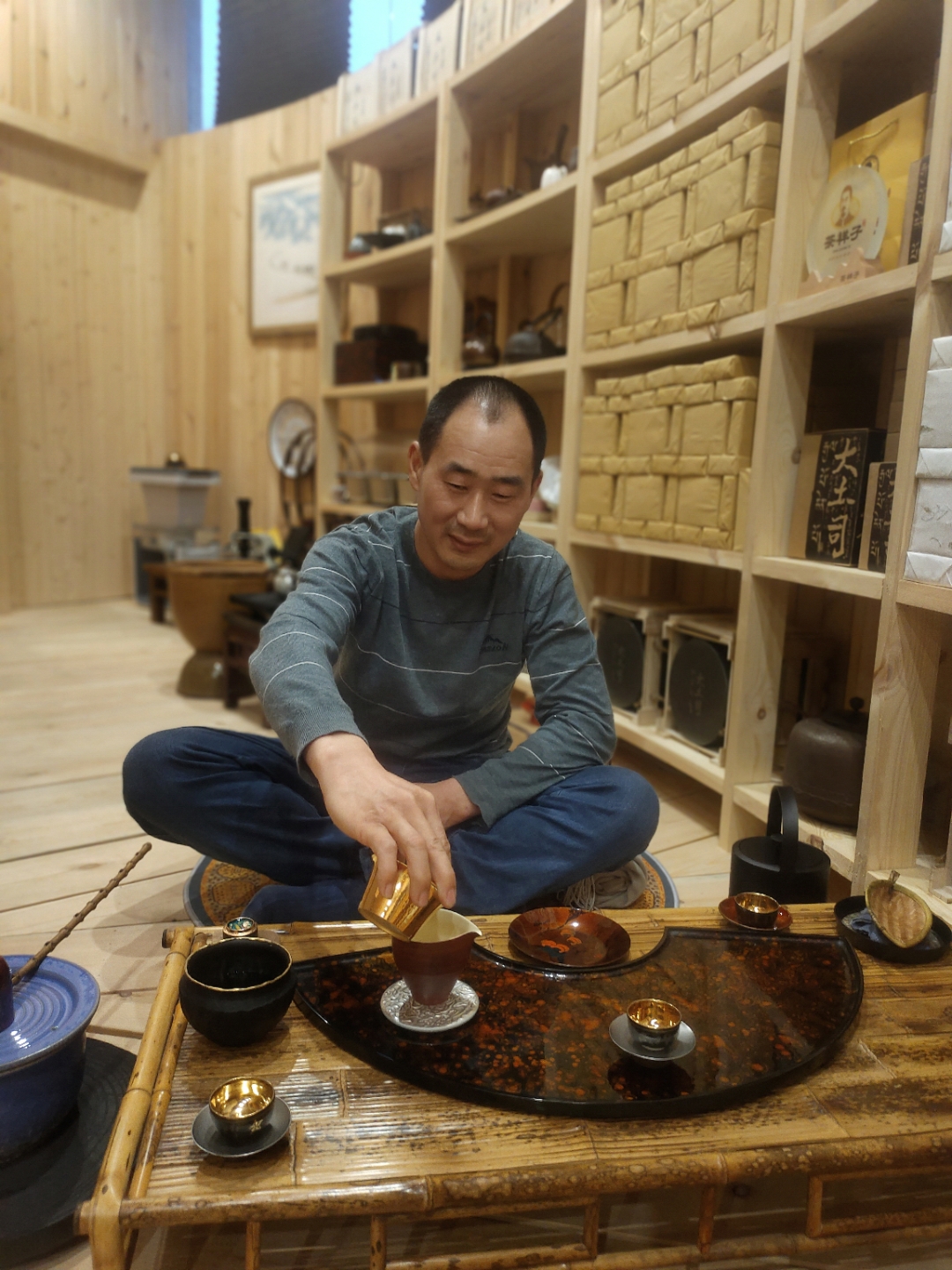 长袖衬衫与深色裤子的搭配,透露出一种沉稳与内敛