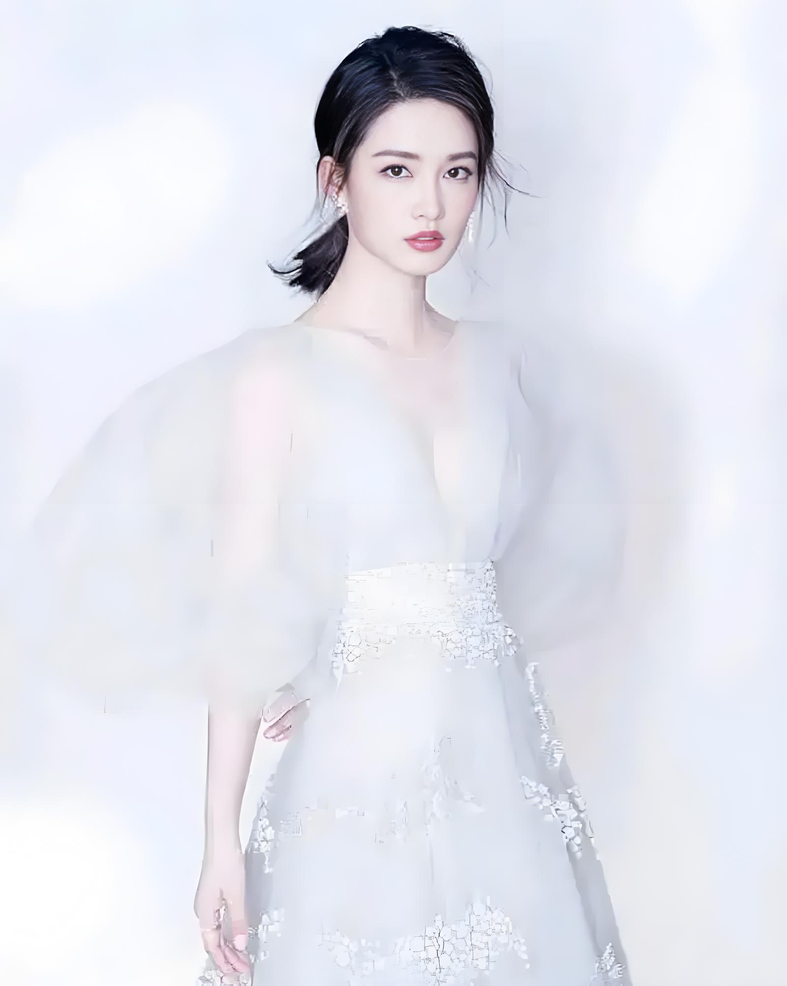 演员李沁#娱乐最前沿# #八卦娱乐明星# #明星生图大赏# 李沁身穿一袭