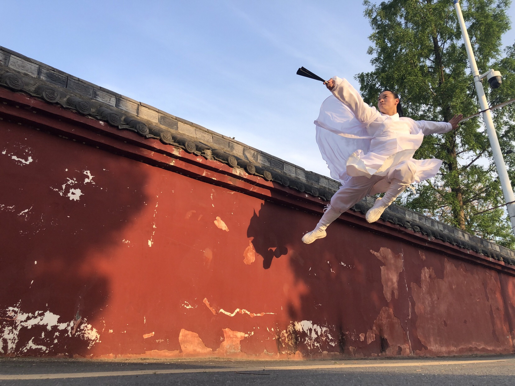 落花流水深处,我谱写一首怀念曲子,春风 拂面,花香满衣,忘记归期.