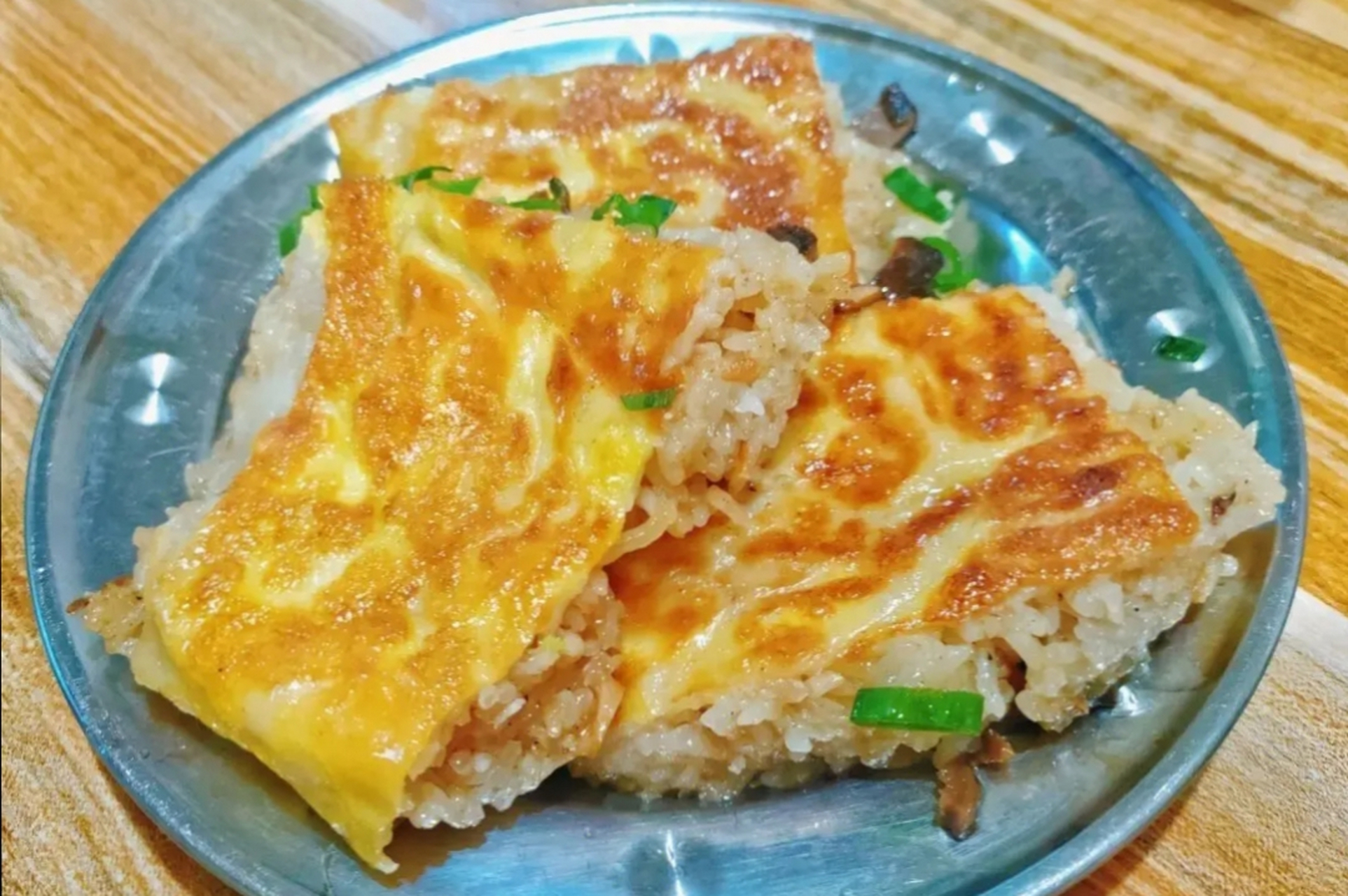 武汉冬日#武汉冬日美食之三鲜豆皮  三鲜豆皮是武汉一道著名小吃