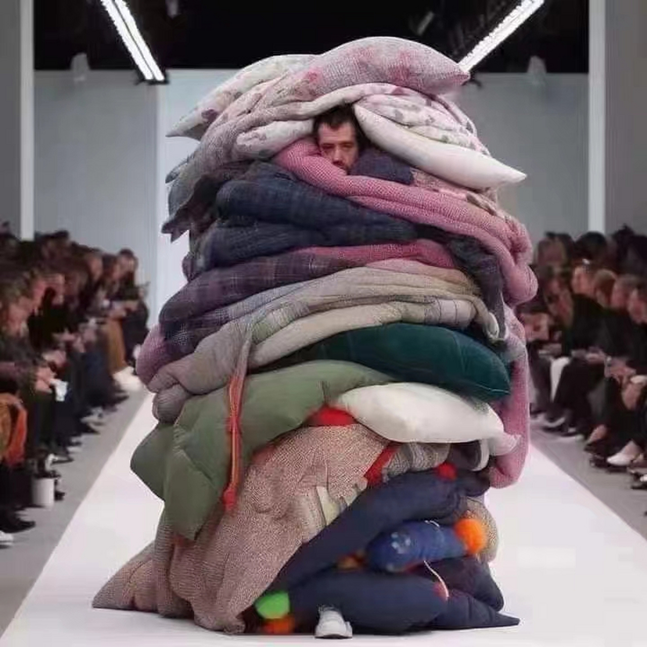 冬日生活挑战赛#模特走秀,棉被裹身,是天气太冷还是创意无限?