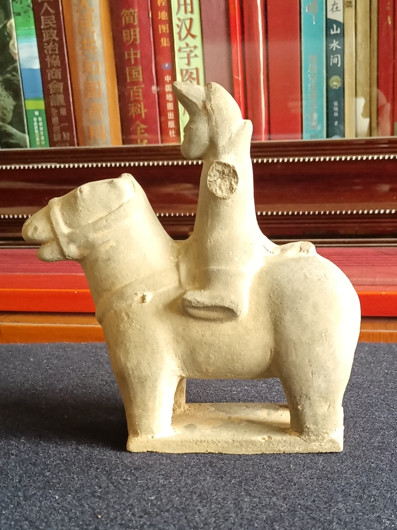 关山樵夫收藏了一座汉代灰陶兵马俑,造型独特,稀世文玩