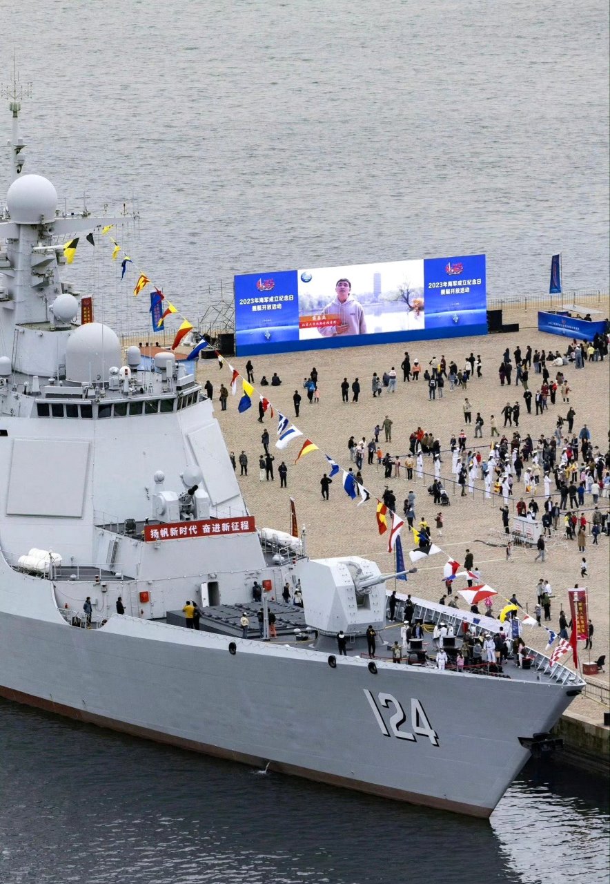 海军开放日上公开展示的052dl驱逐舰像一座山,参观的民众在巨舰的映照
