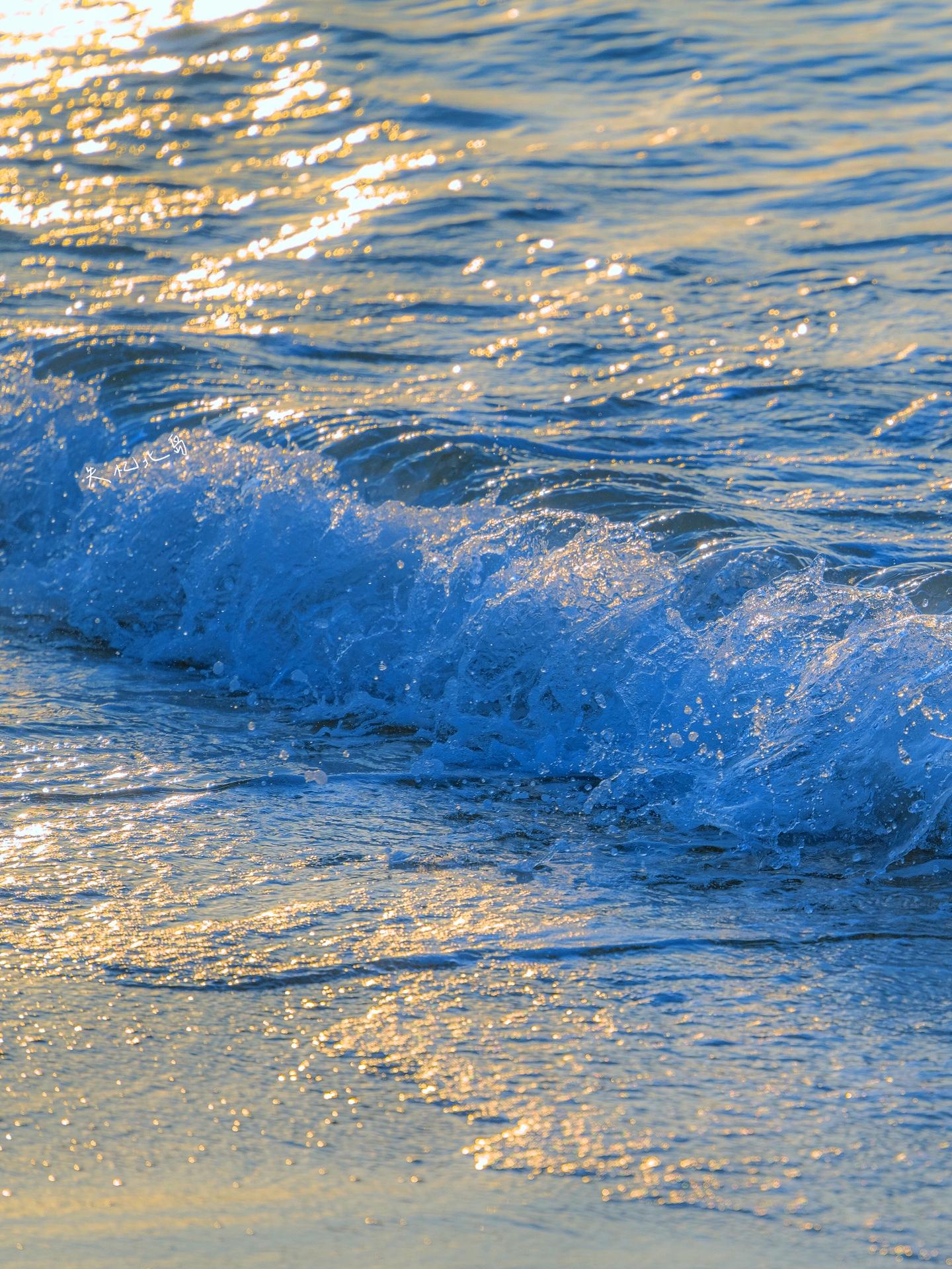 今天,我独自走在海边,听着海浪拍打着礁石的声音,感受着海风轻轻拂过