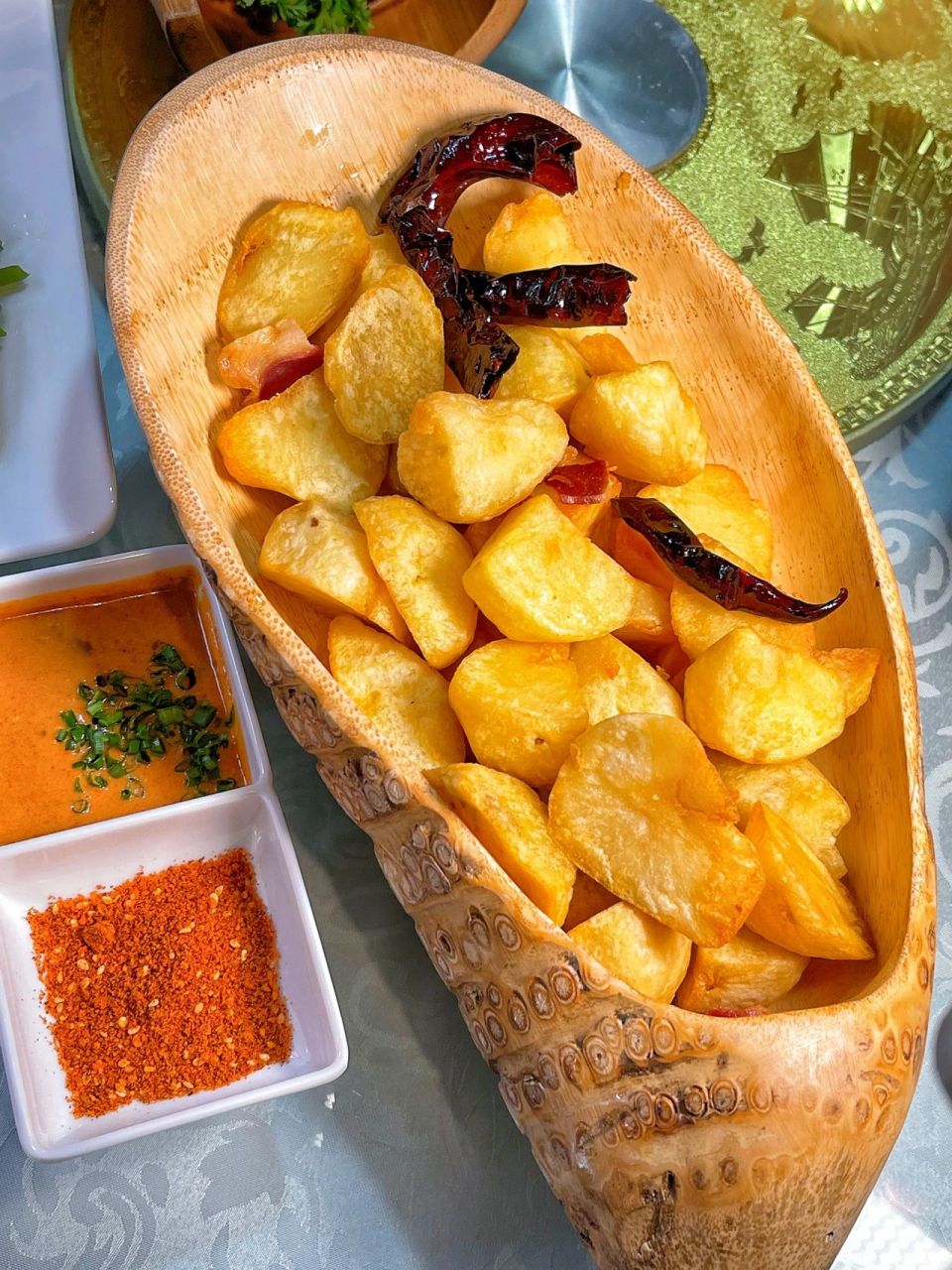 巴山绿肺硒旺万源# 万源 :大厅很宽敞明亮,9615大理特色,大圆桌