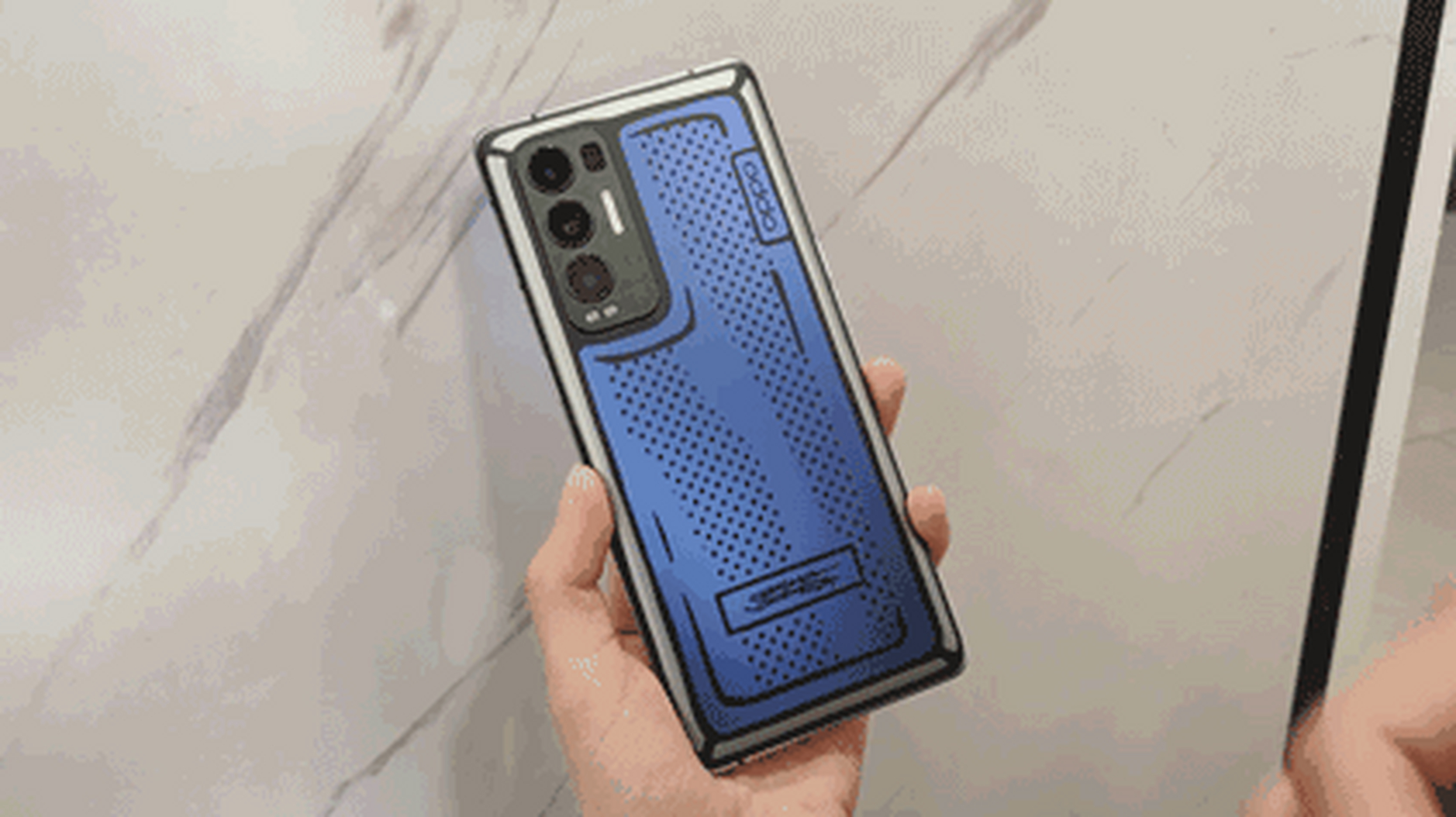 opporeno5的这个可变色后盖感知强吗?方向对没对?徒增功耗没有?